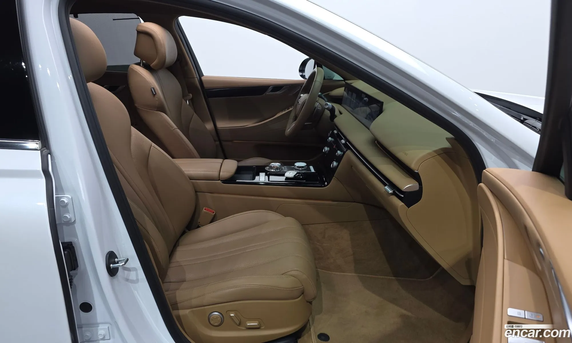 Genesis G80 2024 KMTGB41CDSU271028 — 28