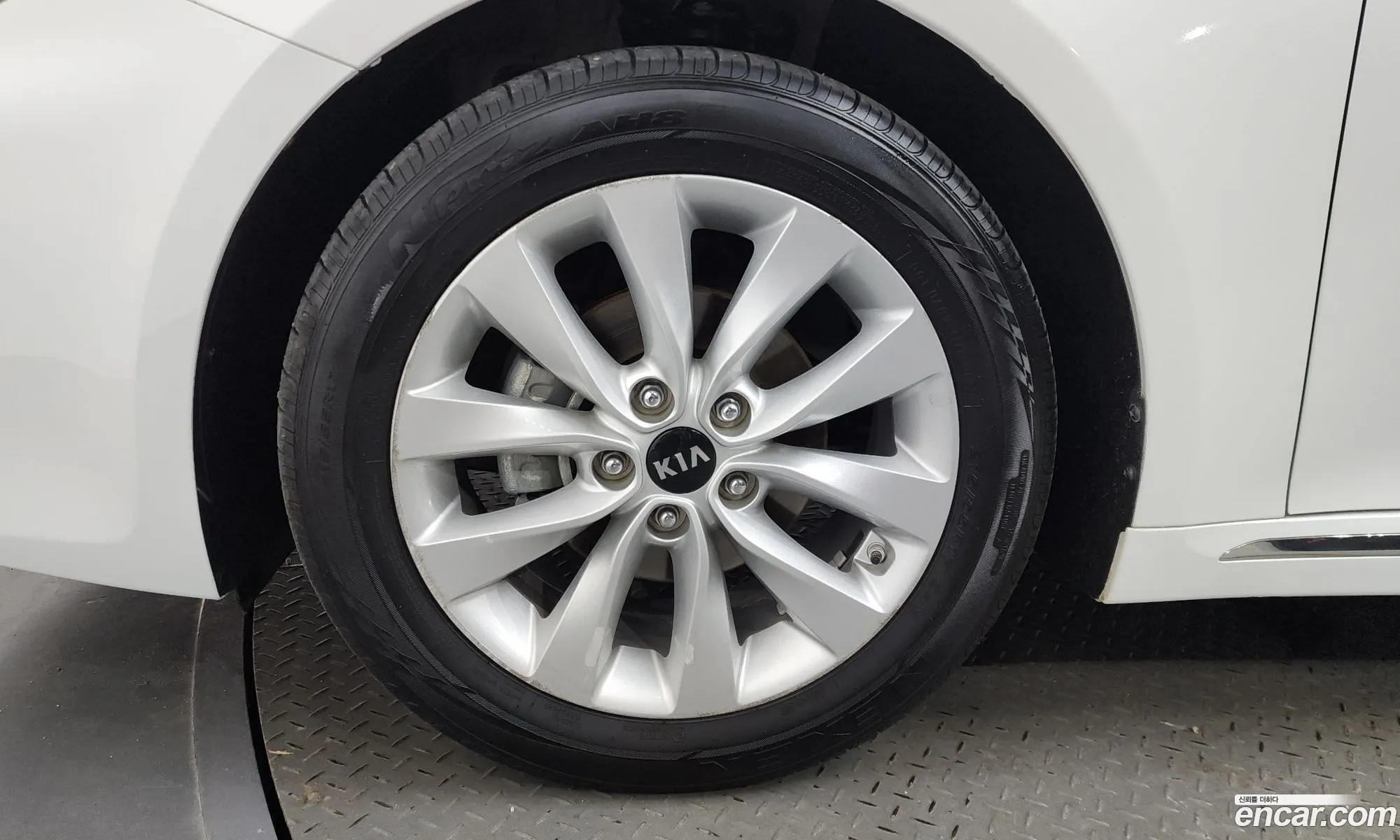 Kia K5 2016 KNAGX411BGA100260 — 16