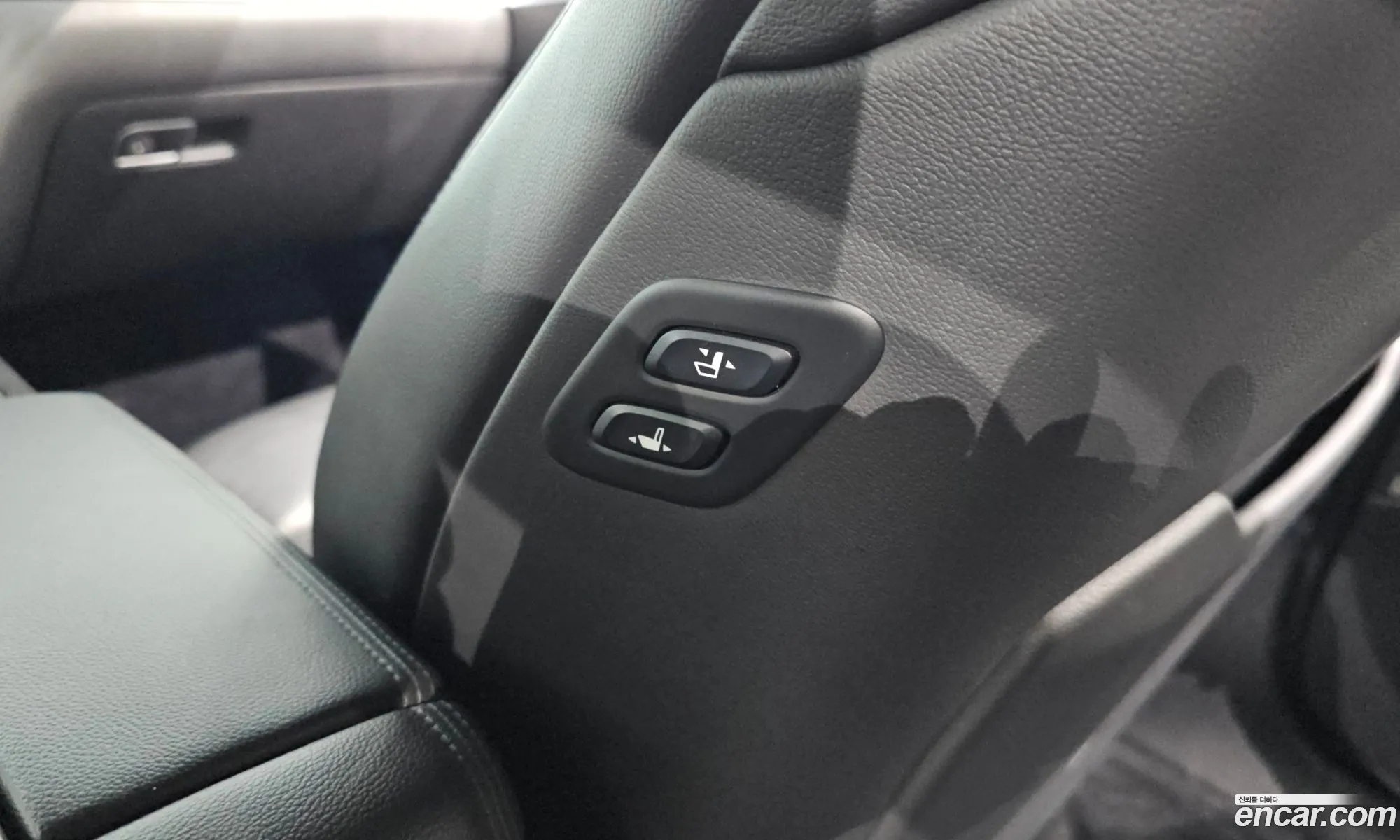 Genesis G80 2017 KMHGM41DDHU211583 — 4