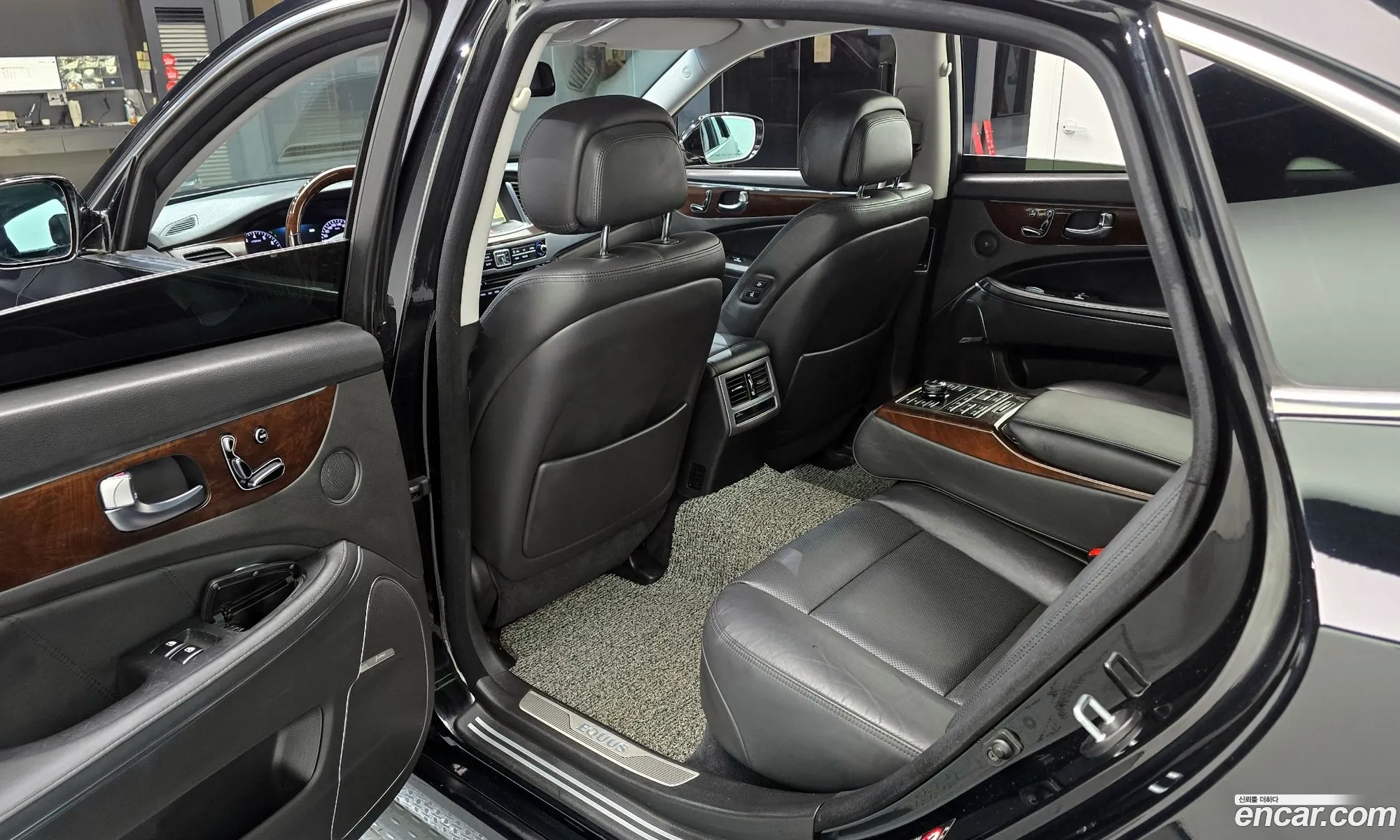 Hyundai Equus 2013 — 19