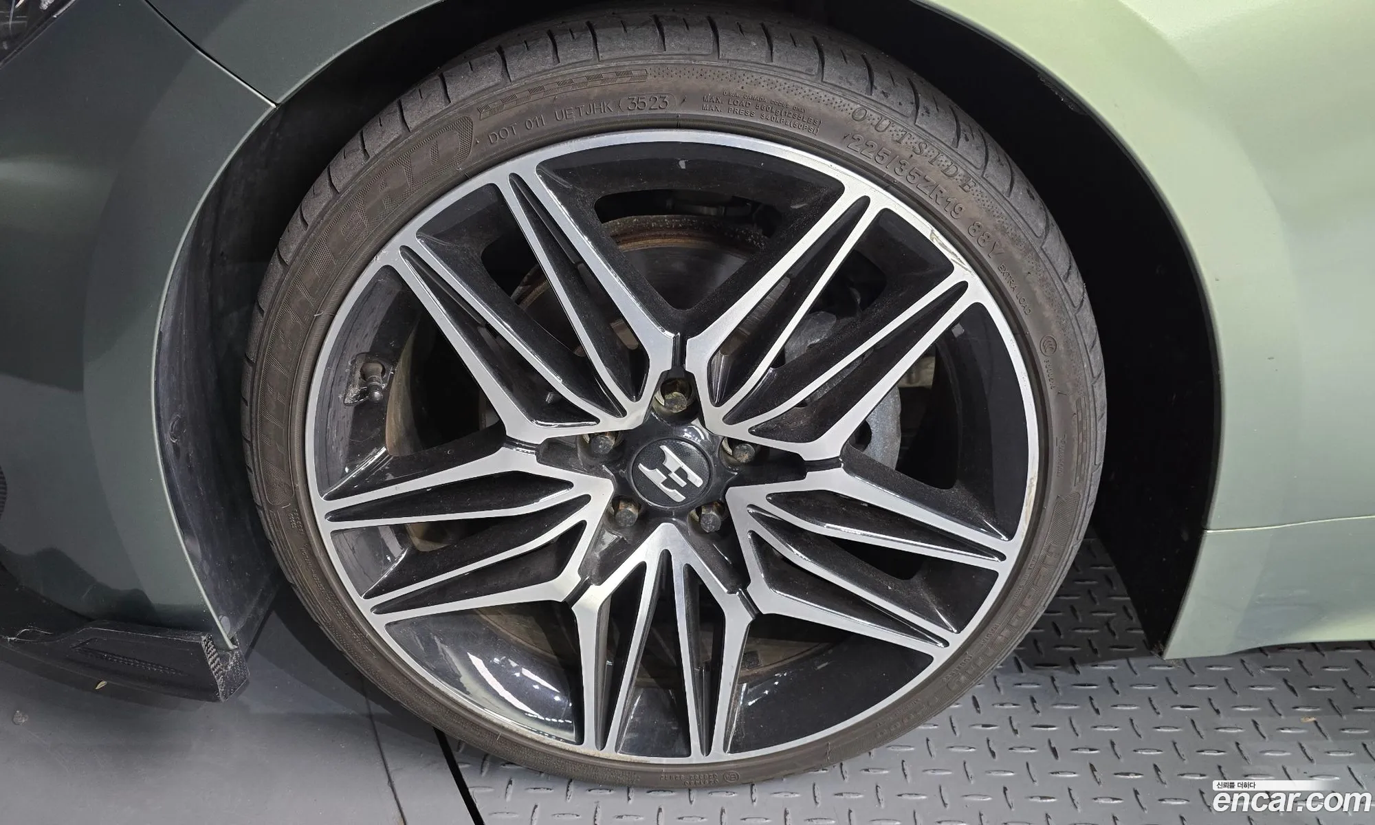 Kia Stinger 2017 KNAE351ABJS001101 — 12