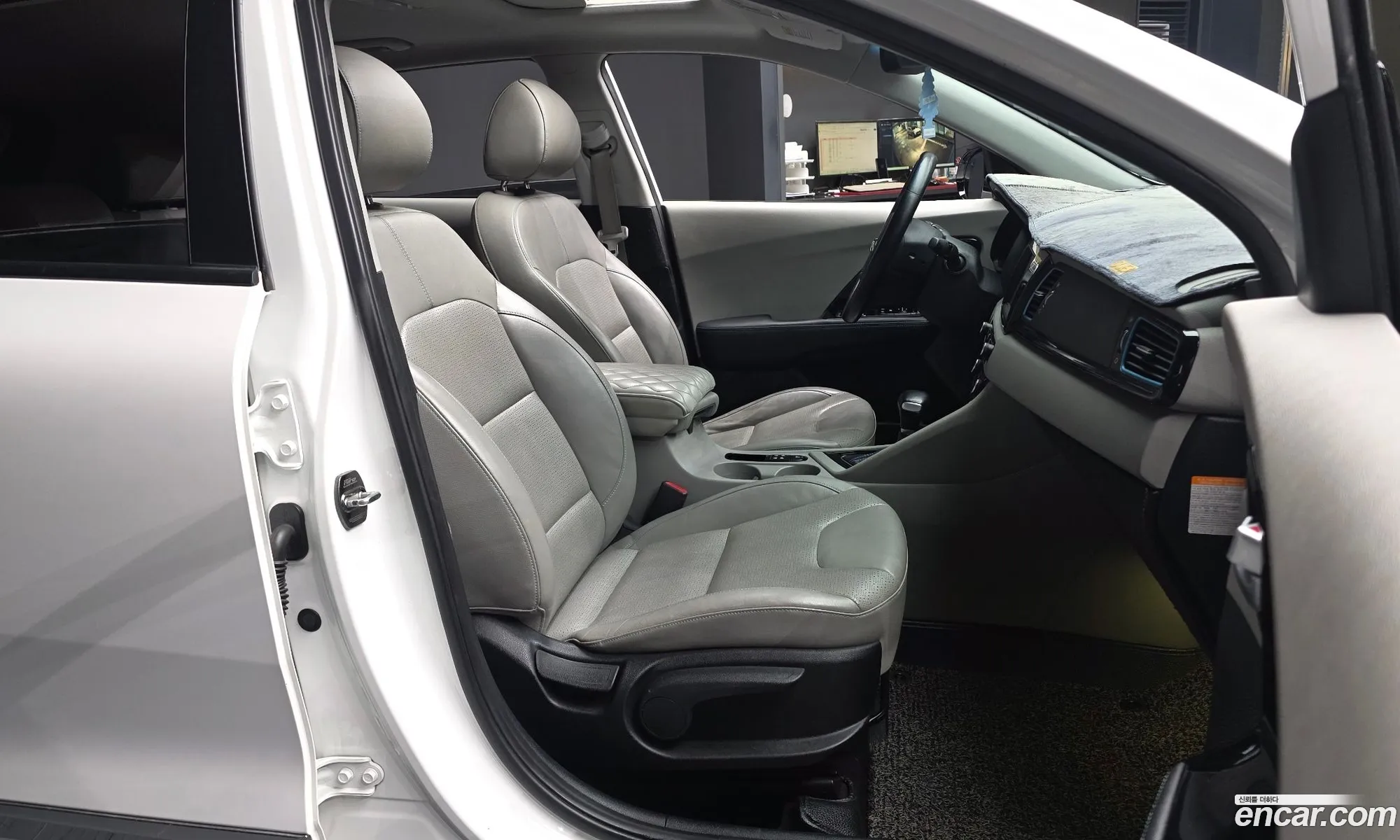 Kia Niro 2017 KNACC81CGJA087542 — 5