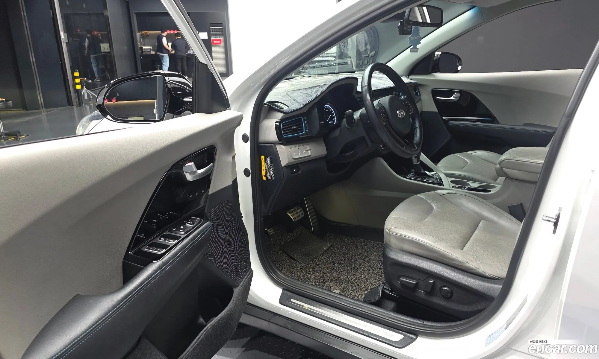 Kia Niro 2017 KNACC81CGJA087542 — 9