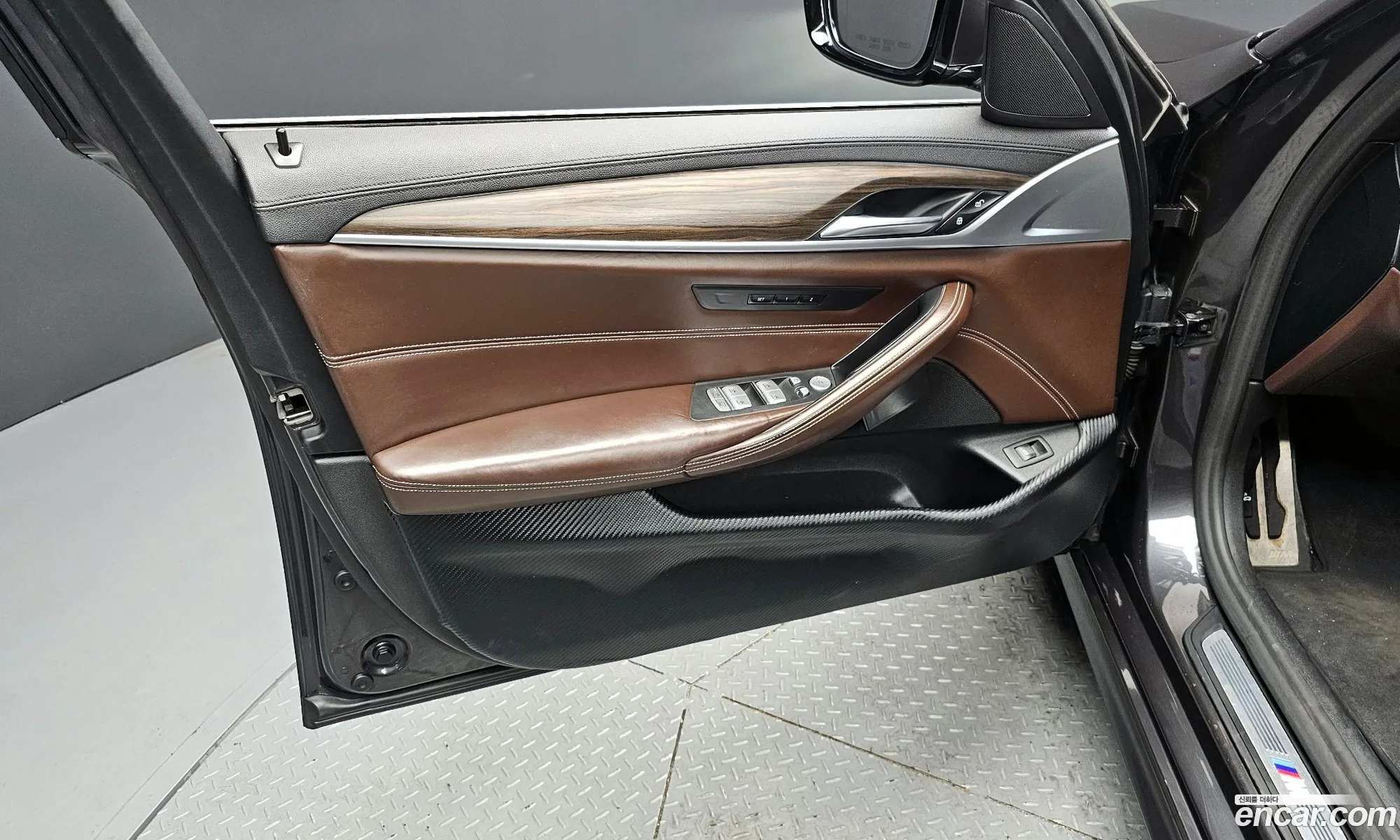 BMW 5 Series 2019 WBAJF5105LCD39659 — 24