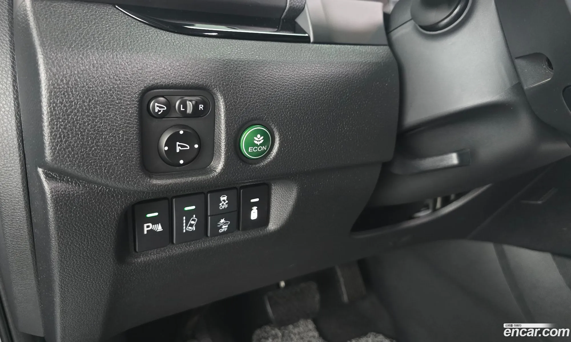 Honda Pilot 2017 5FNYF6850HB201498 — 32