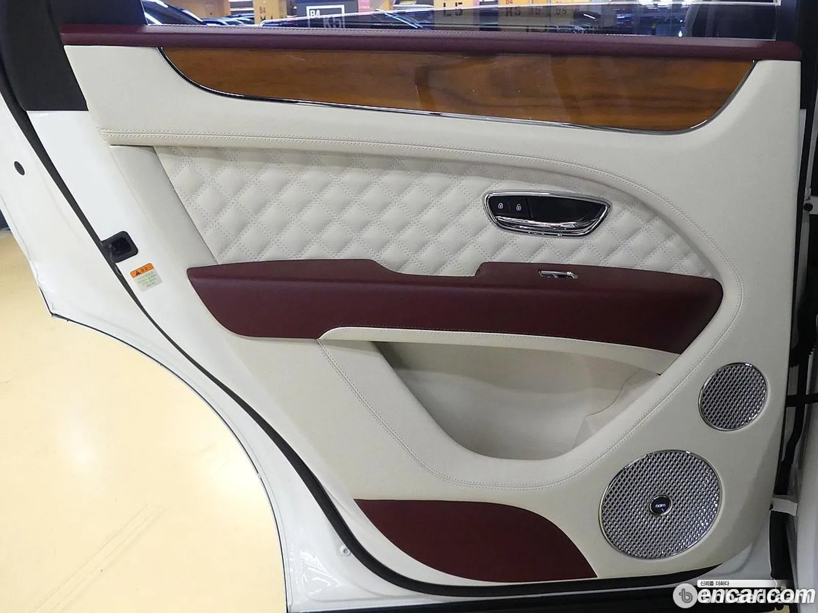 Bentley Bentayga 2022 — 18