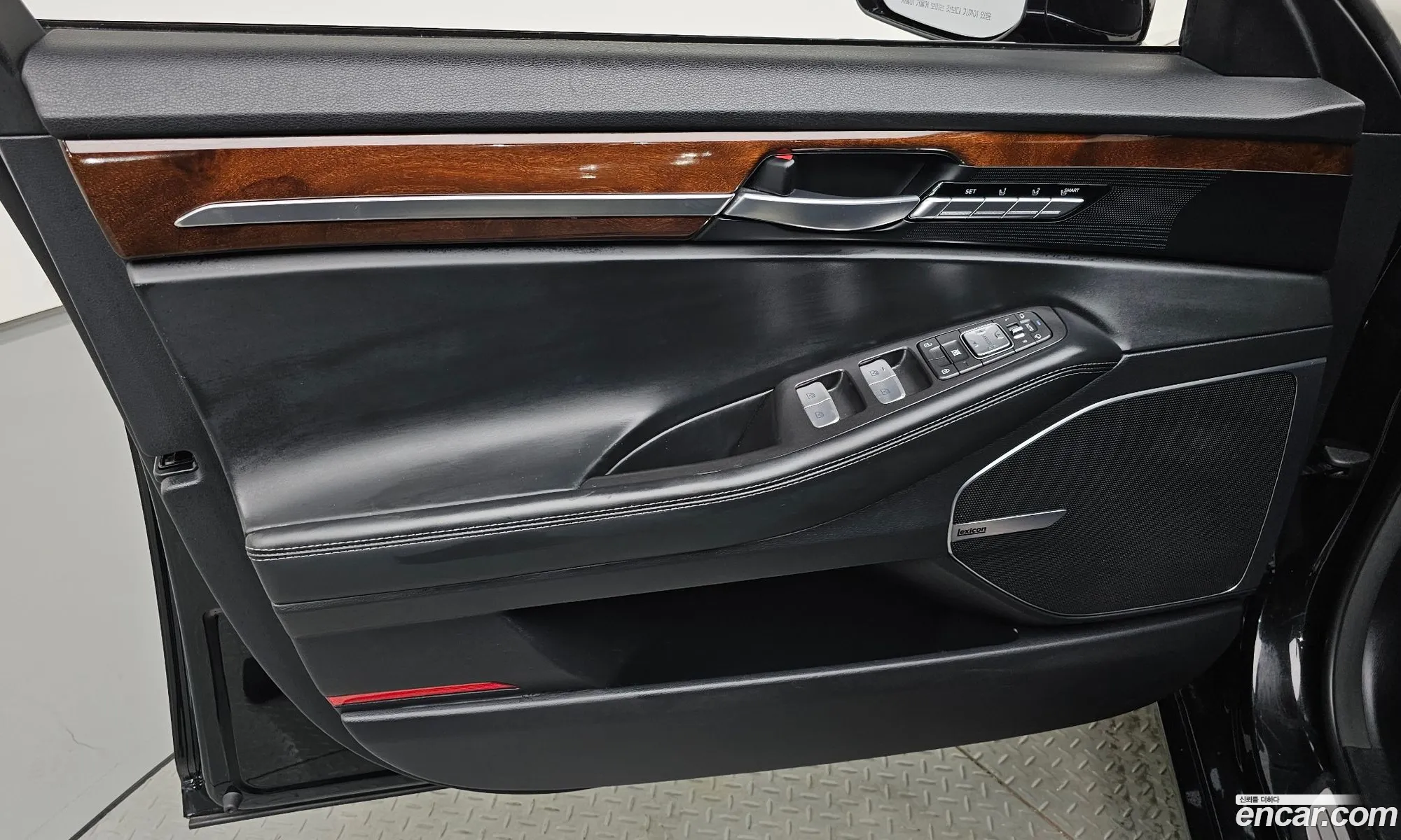Genesis EQ900 2016 — 19
