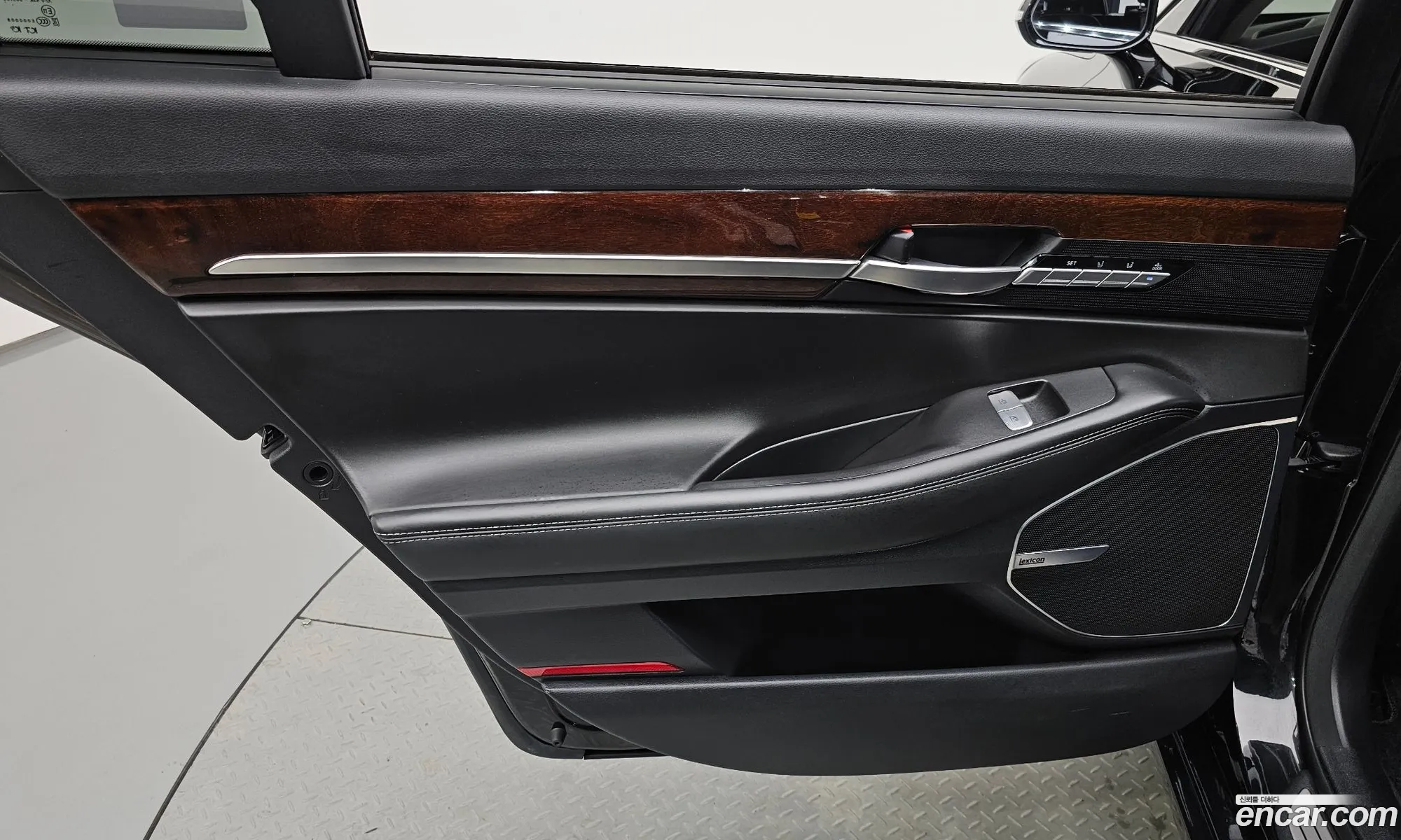 Genesis EQ900 2016 — 12