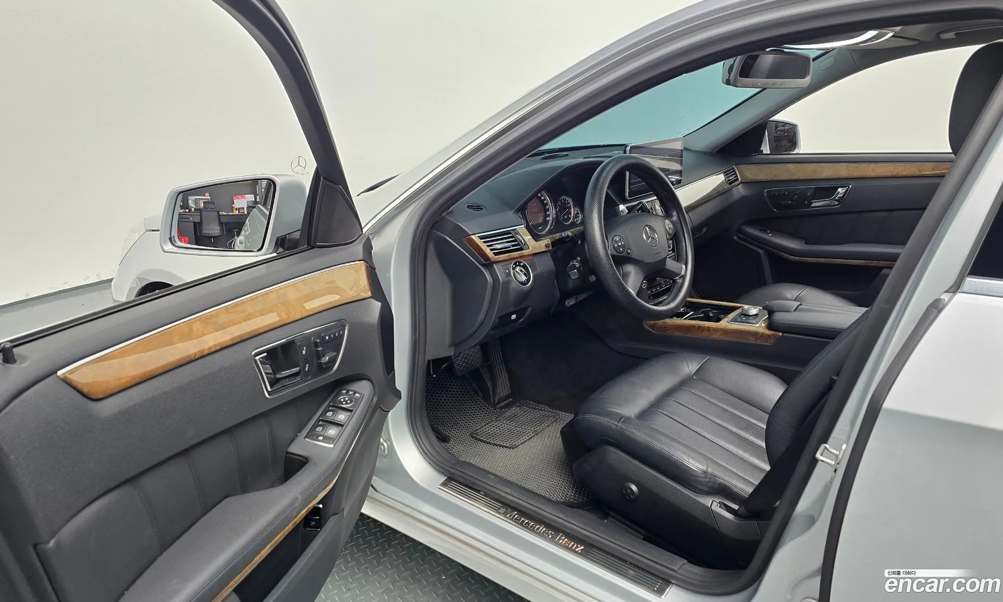 Mercedes-Benz E-Class W212 2011 WDDHF5DBXBA404792 — 16