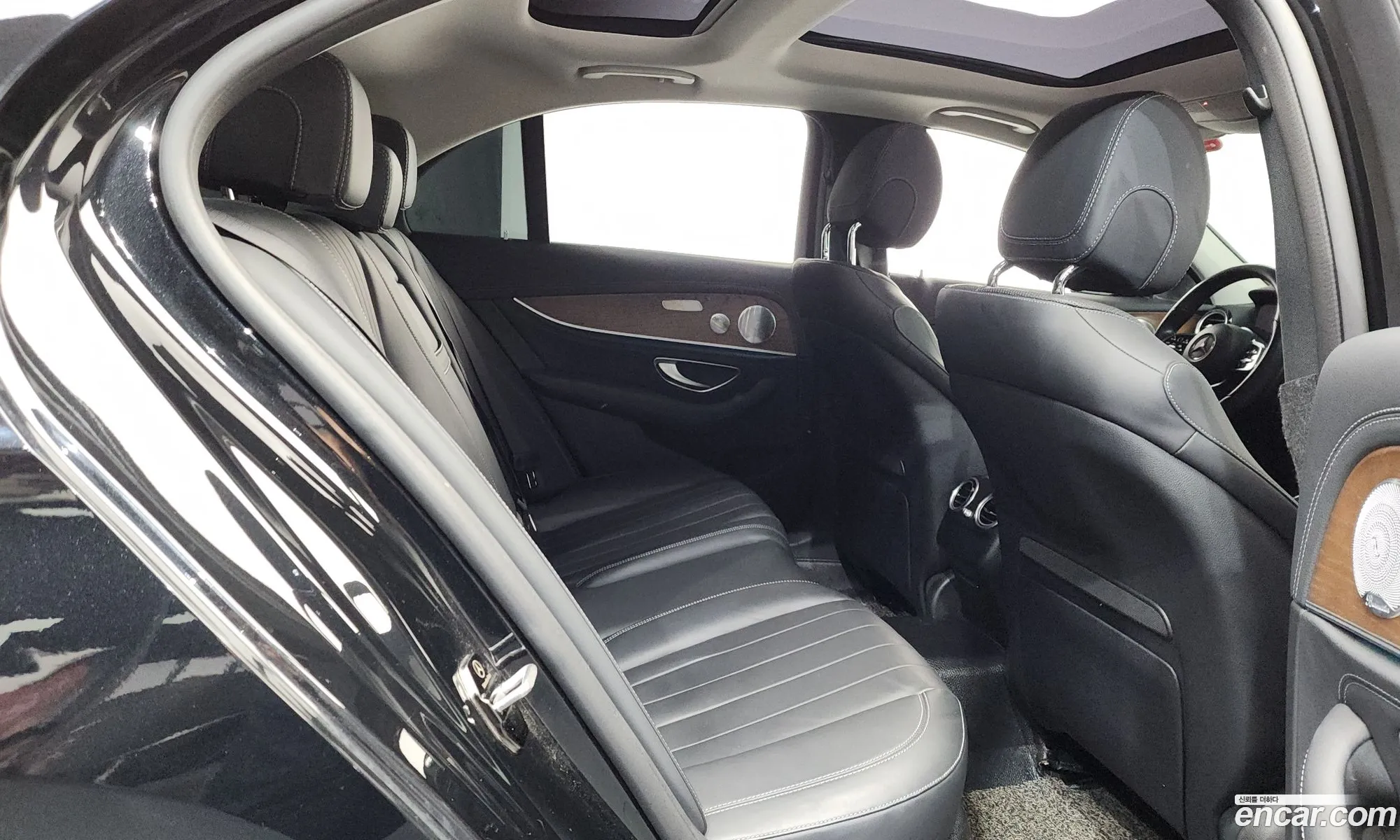 Mercedes-Benz E-Class W213 2019 WDDZF4KB8KA690451 — 23