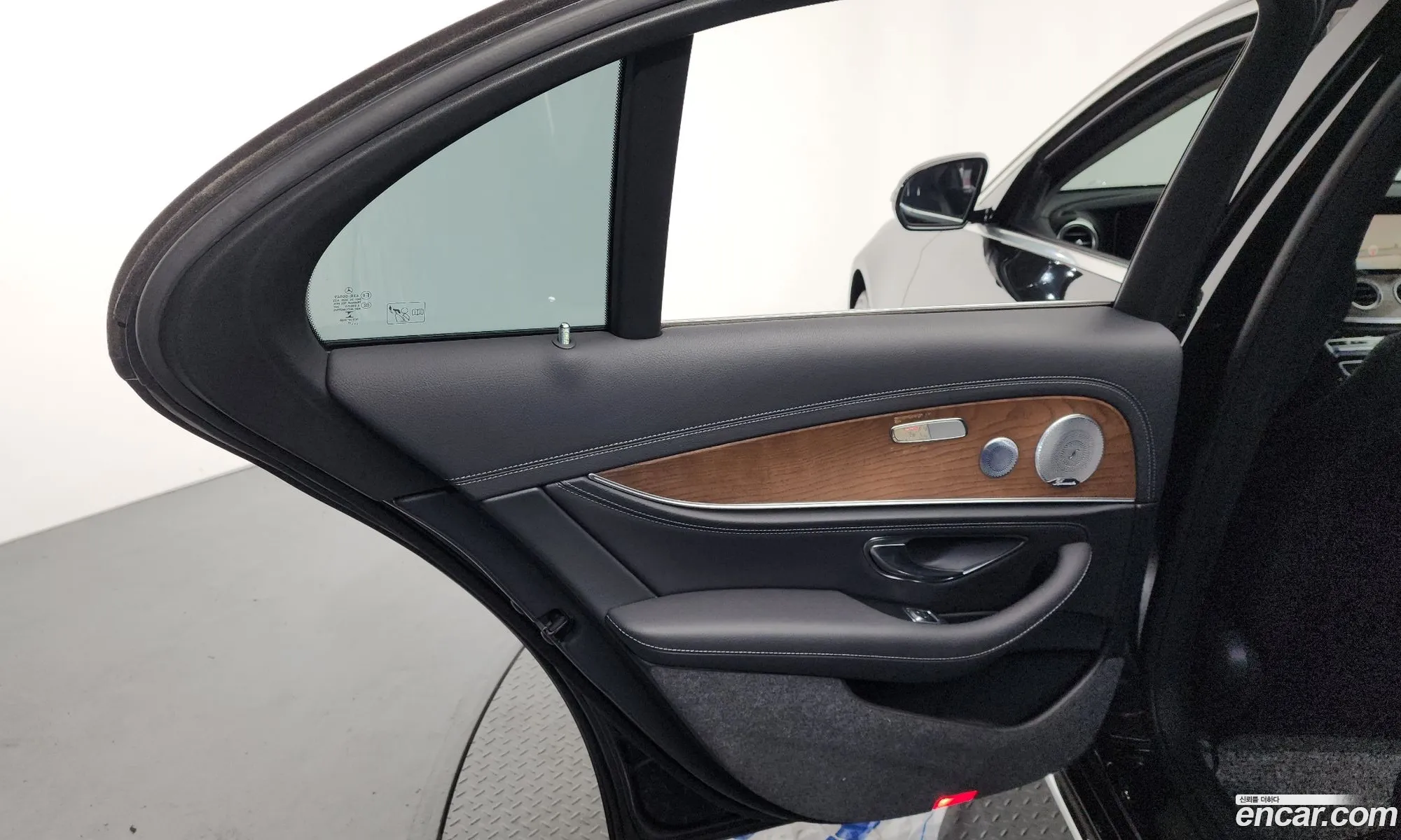 Mercedes-Benz E-Class W213 2019 WDDZF4KB8KA690451 — 3