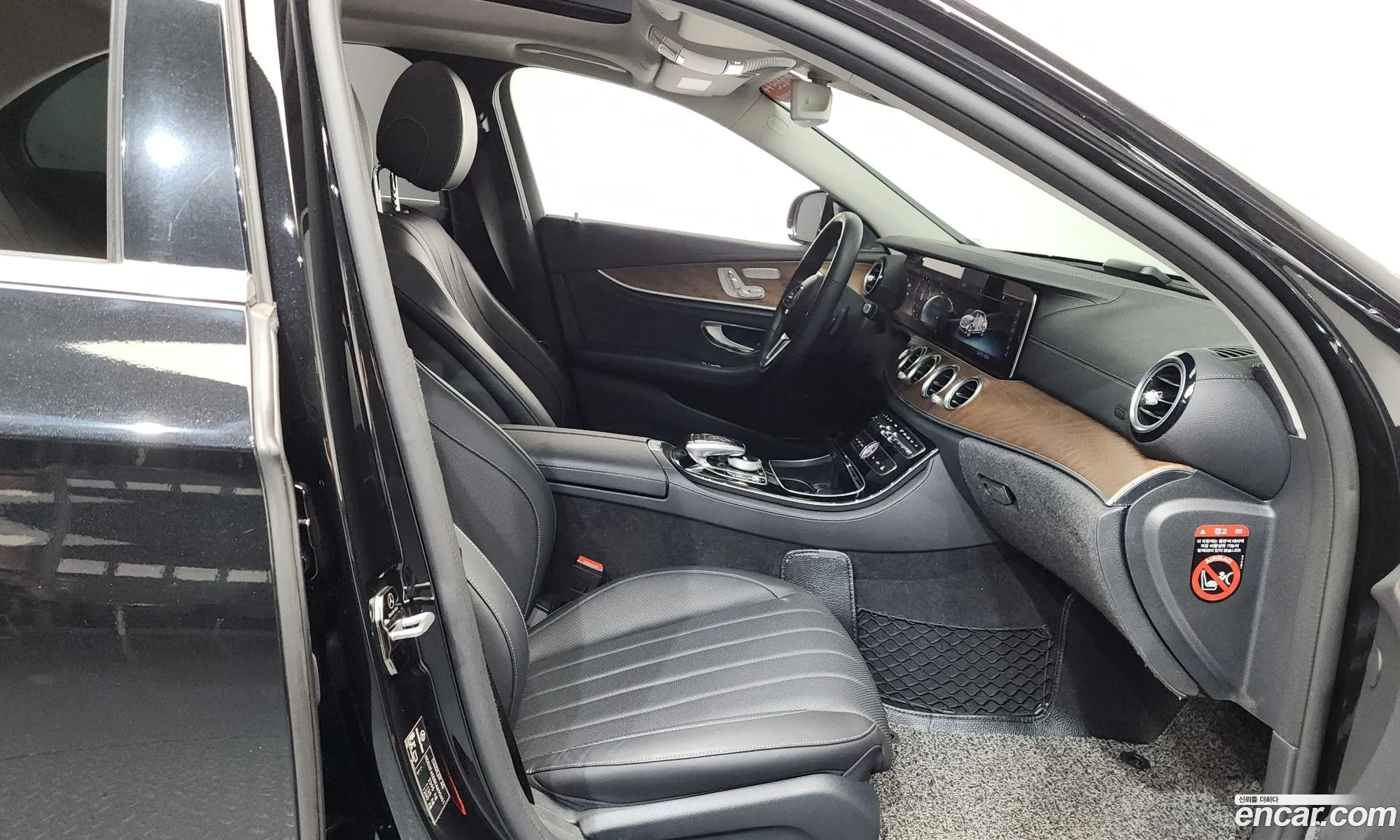 Mercedes-Benz E-Class W213 2019 WDDZF4KB8KA690451 — 29