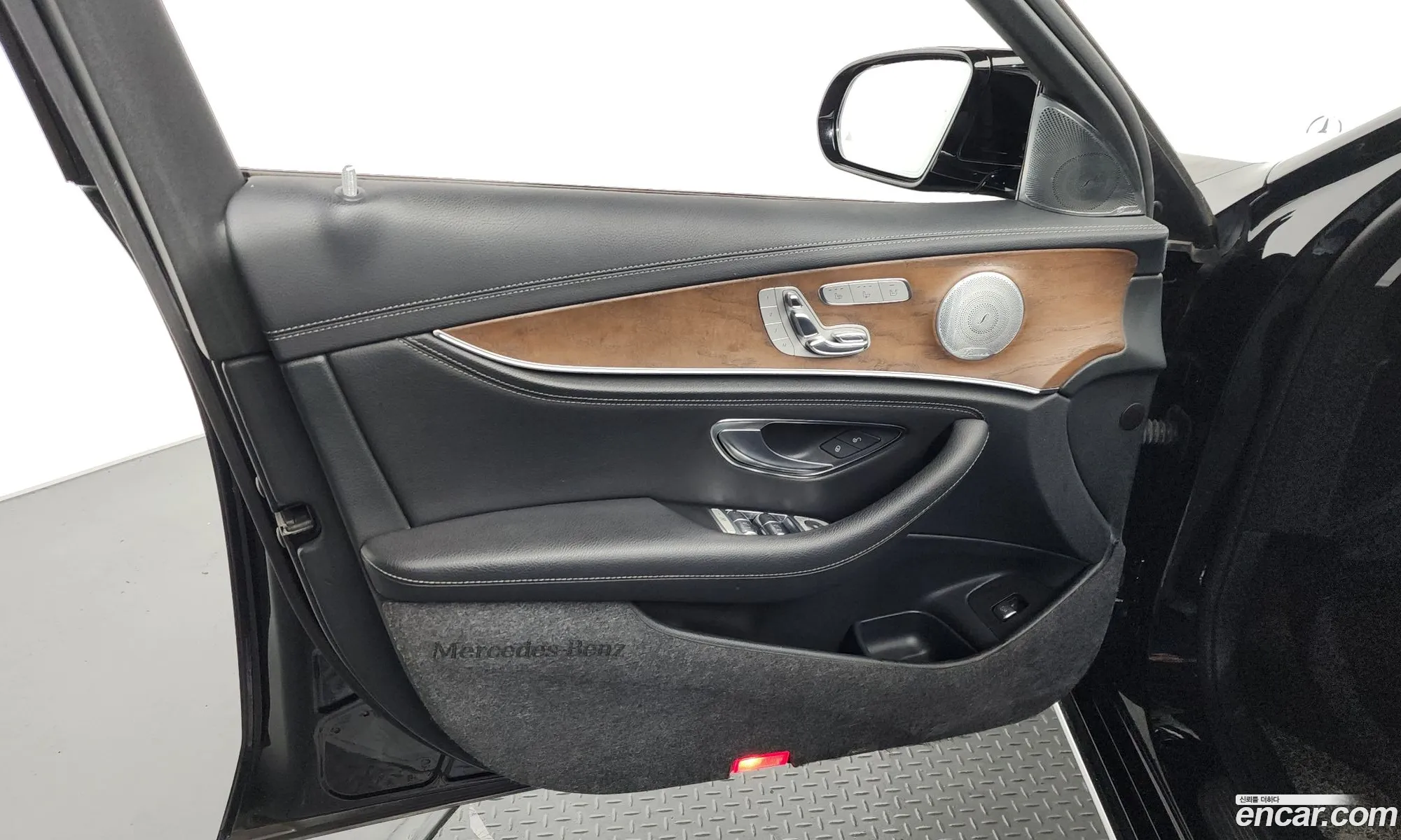 Mercedes-Benz E-Class W213 2019 WDDZF4KB8KA690451 — 8