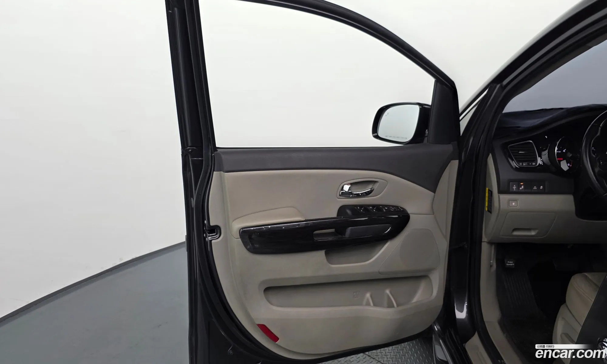 Kia Carnival 2017 KNAMB81ABJS379237 — 17