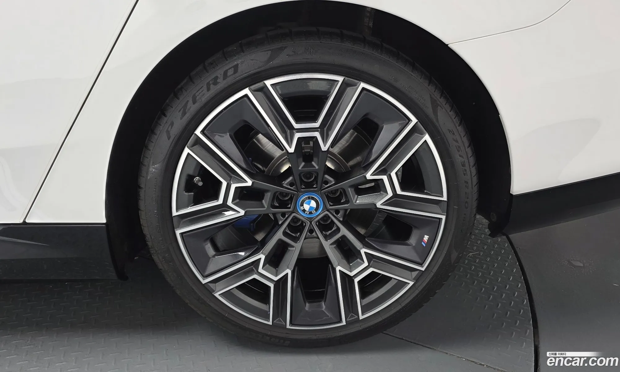 BMW 5 Series 2025 WBA81FJ01SCU00990 — 33