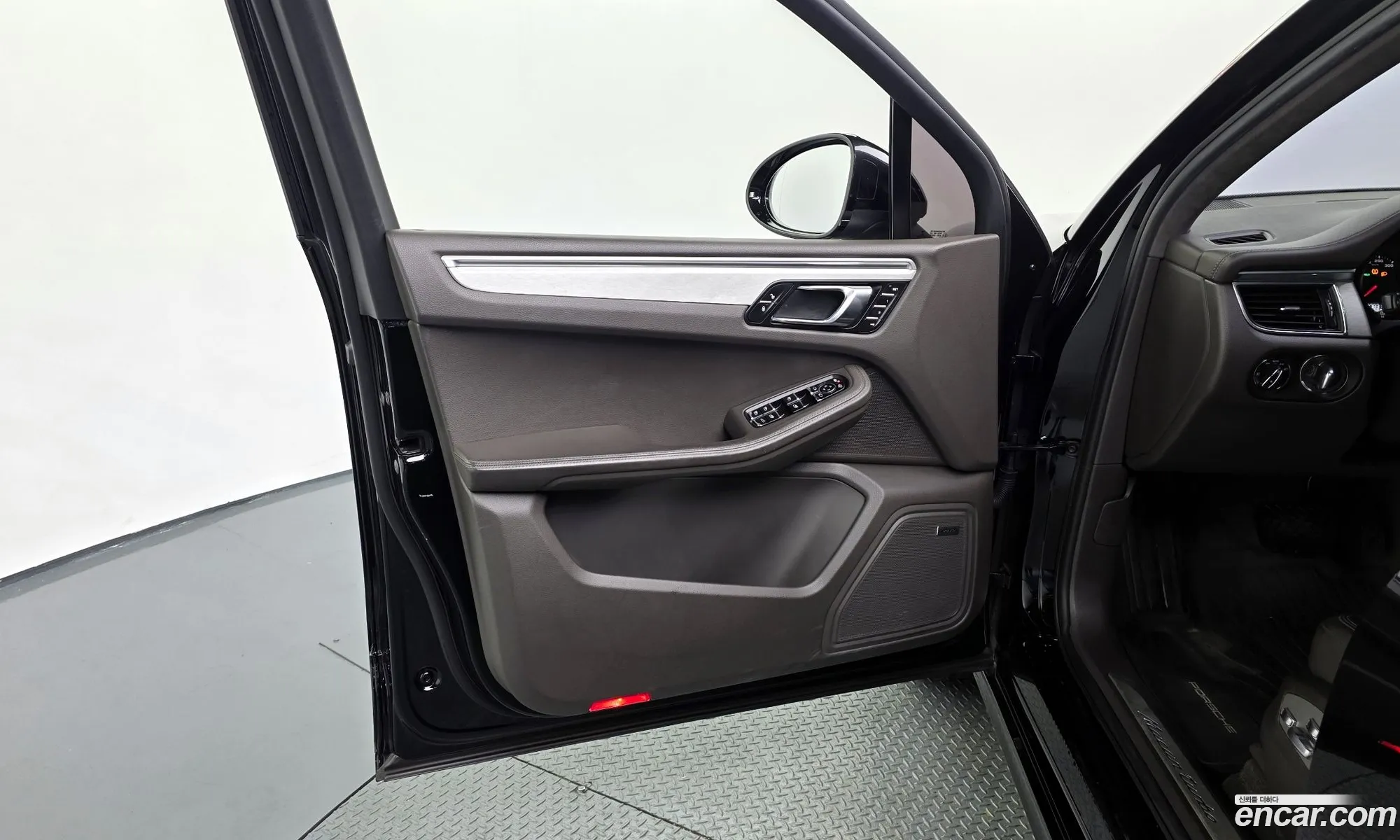 Porsche Macan 2017 WP1AF2957HLB90823 — 34