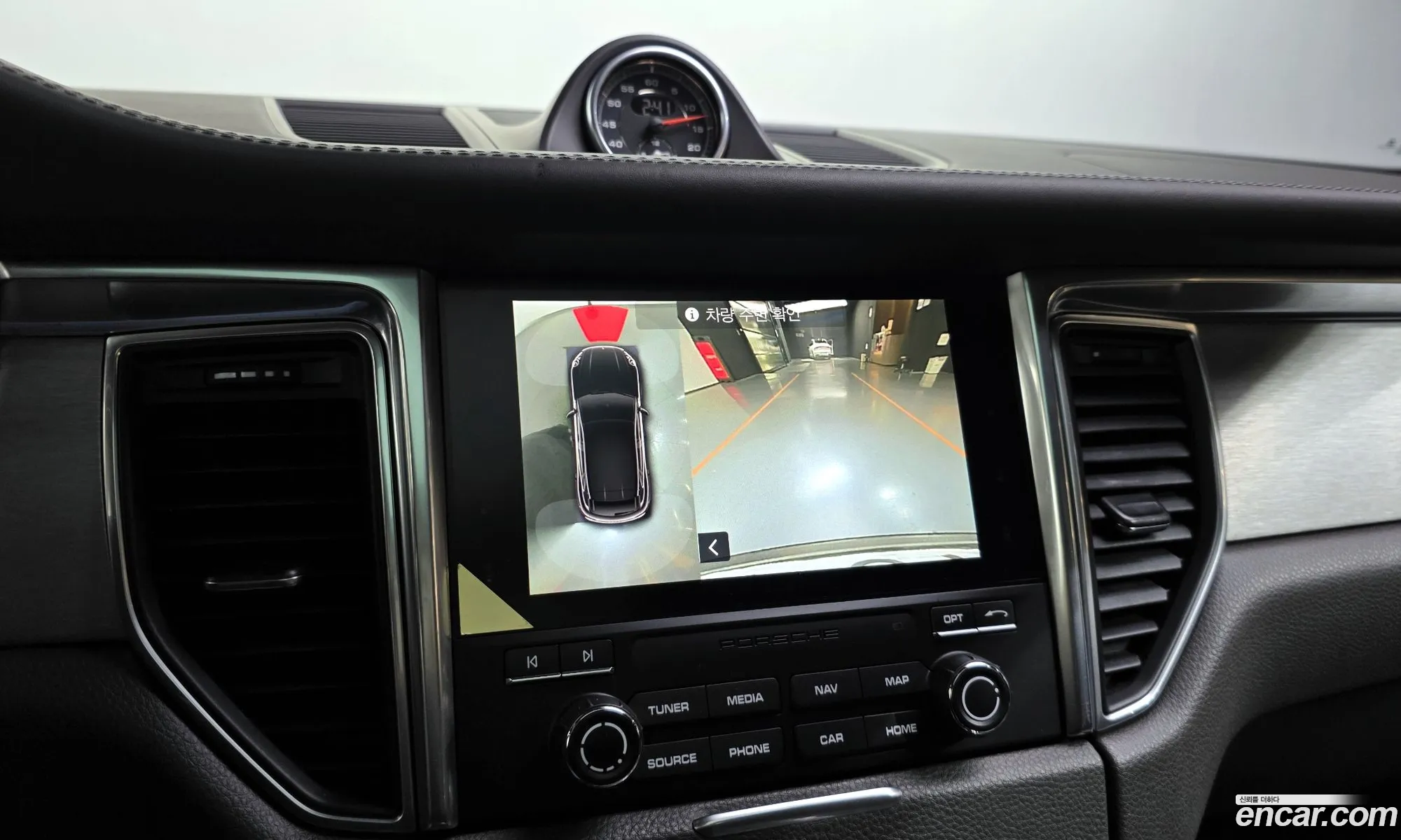 Porsche Macan 2017 WP1AF2957HLB90823 — 32