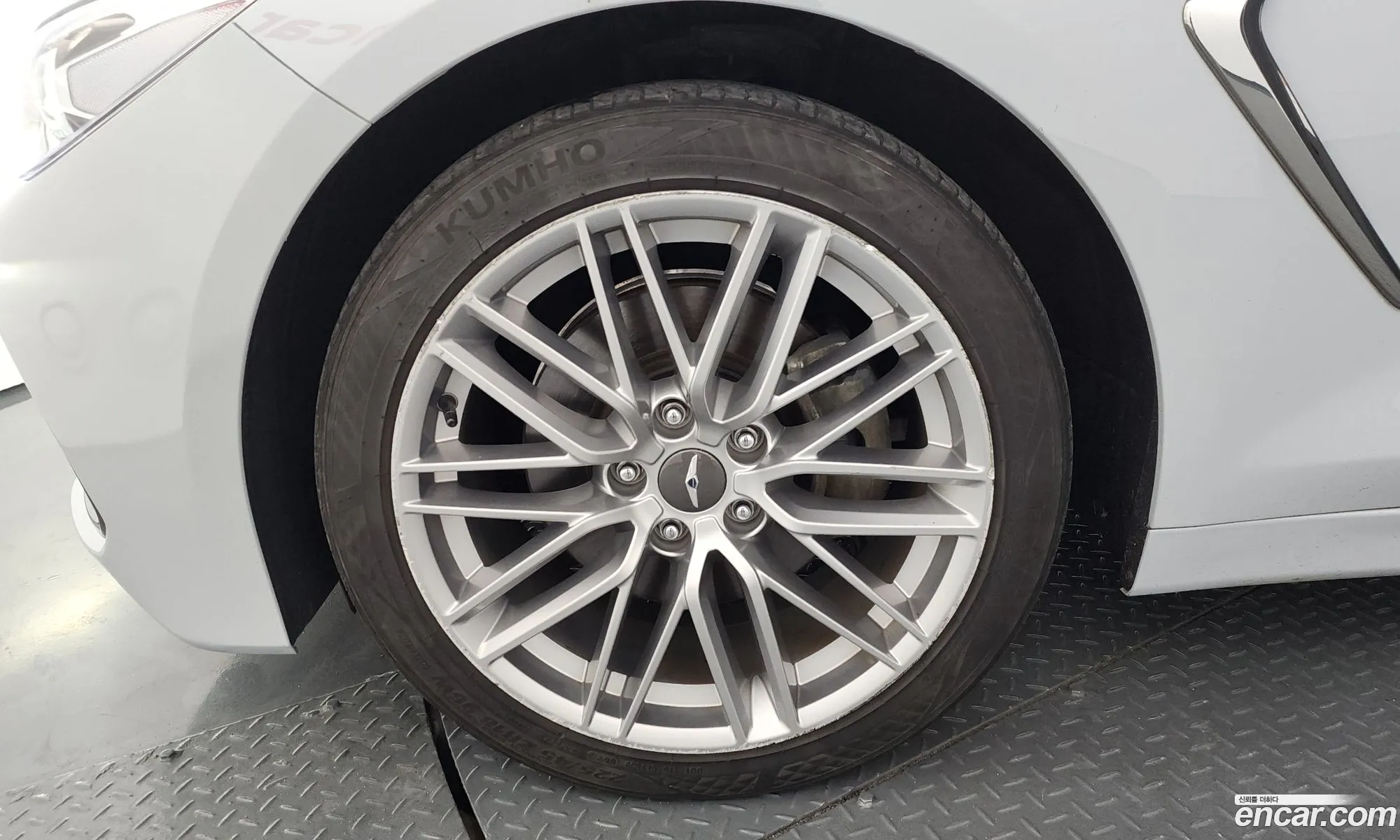 Genesis G70 2018 KMTG241ABKU033796 — 11