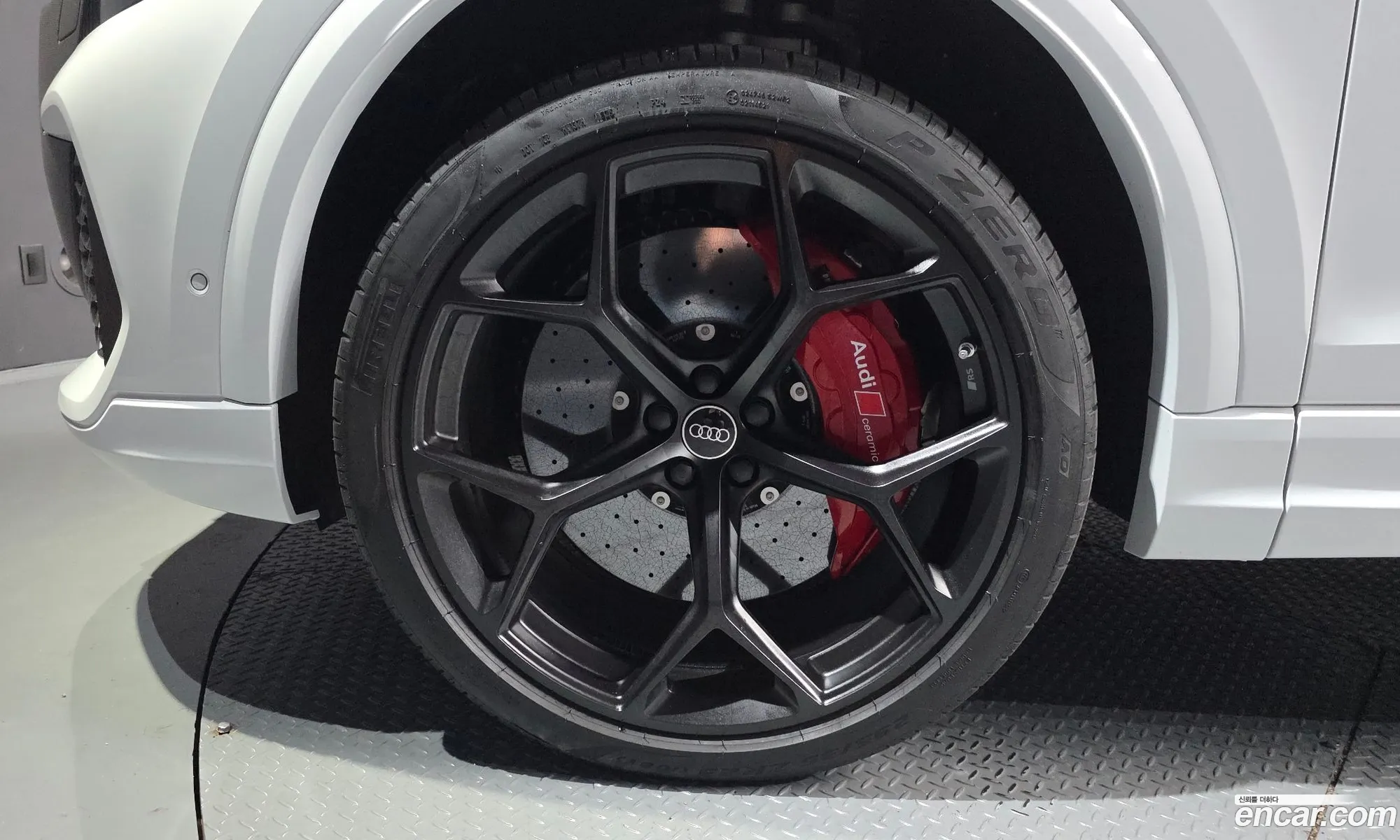 Audi RSQ8 2025 WUAZZZF1 — 17
