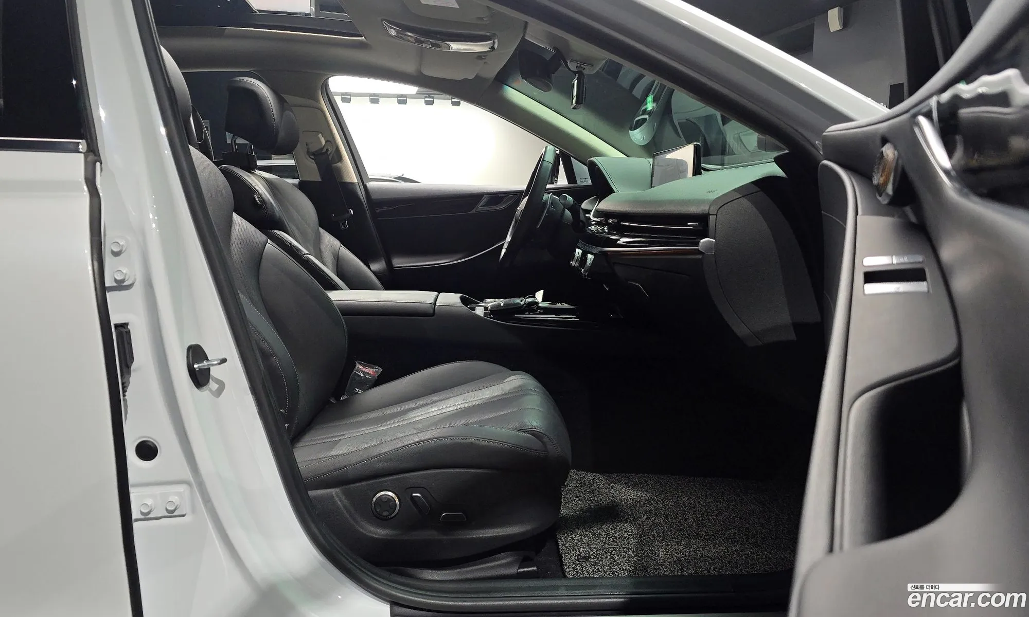 Genesis G80 2020 KMTGB41CBMU011653 — 30