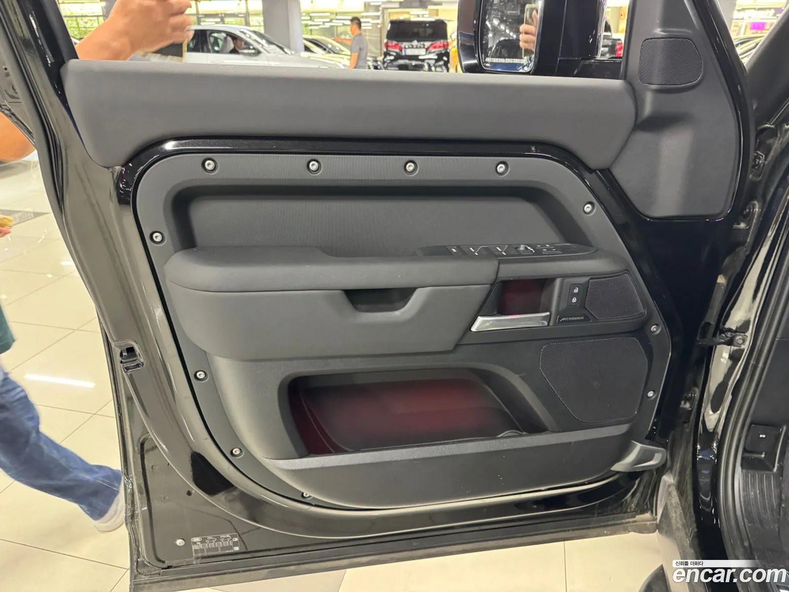 Land Rover Defender 2024 — 11
