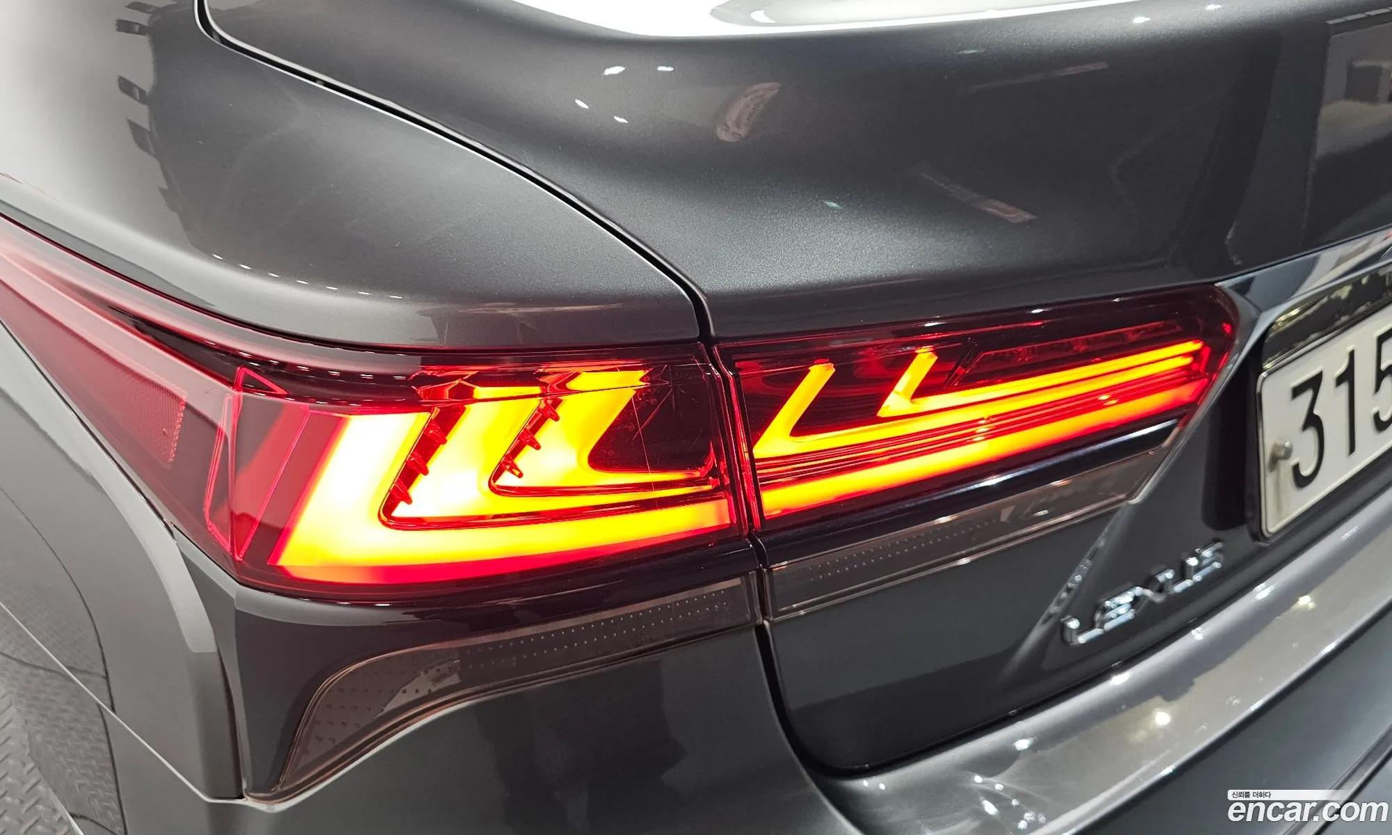 Lexus LS500 2022 JTHD51GF7N5010455 — 37