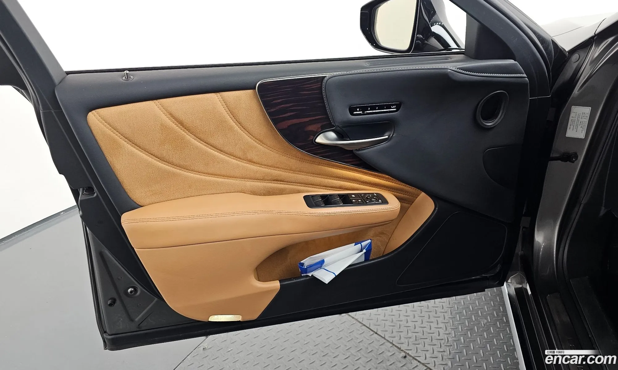 Lexus LS500 2022 JTHD51GF7N5010455 — 10