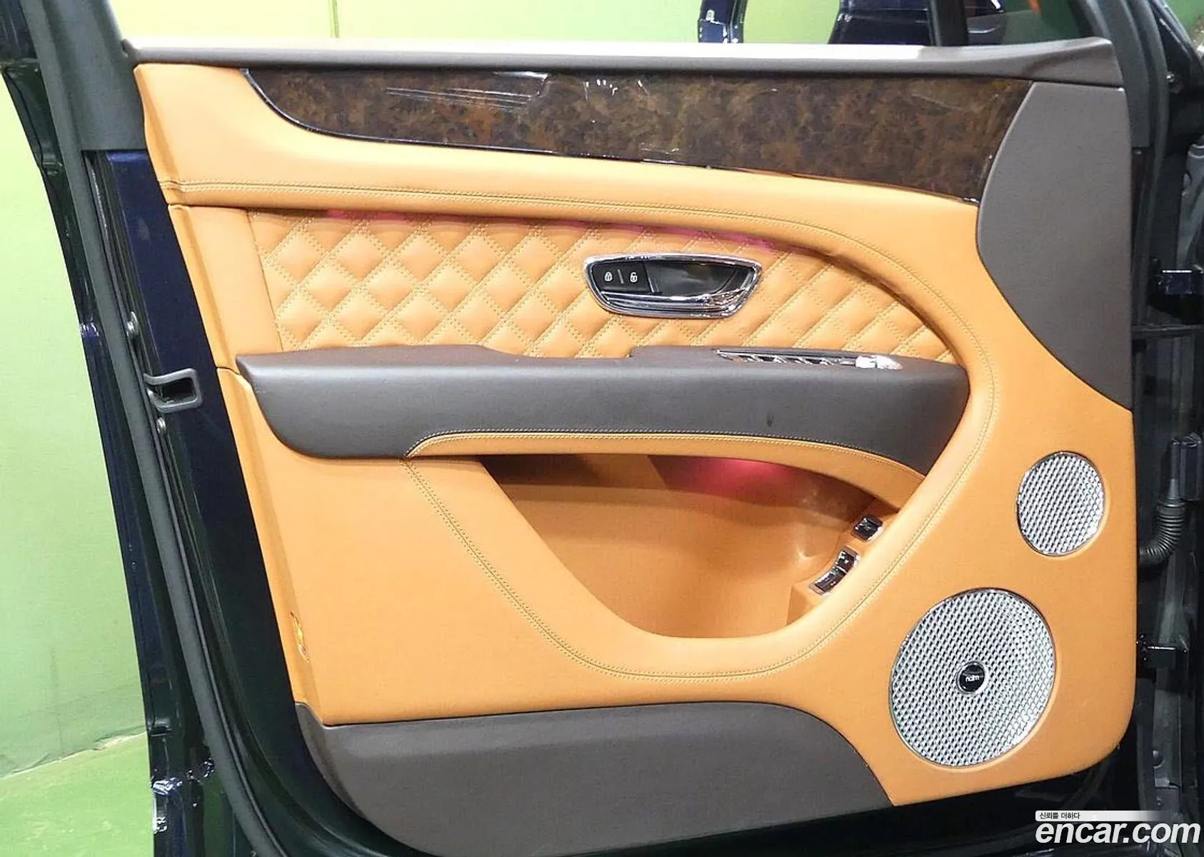 Bentley Bentayga 2021 — 16