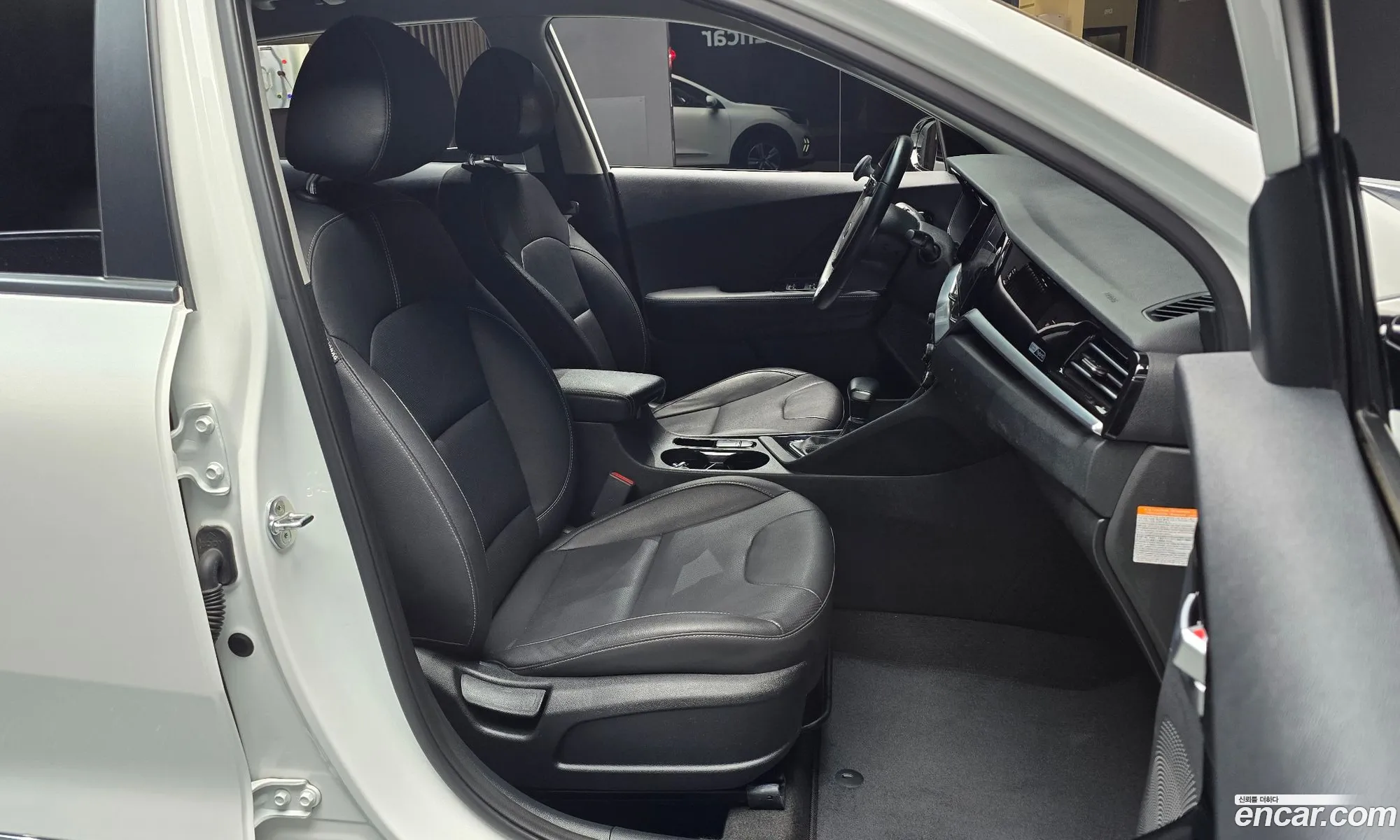 Kia Niro 2019 KNACB81CGLA348643 — 19