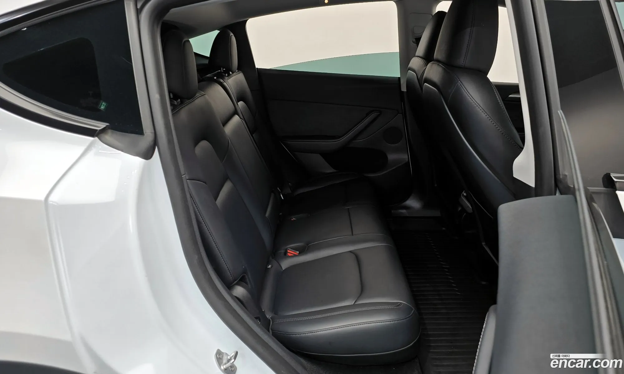 Tesla Model Y 2024 LRWYGCFS2RC416259 — 5