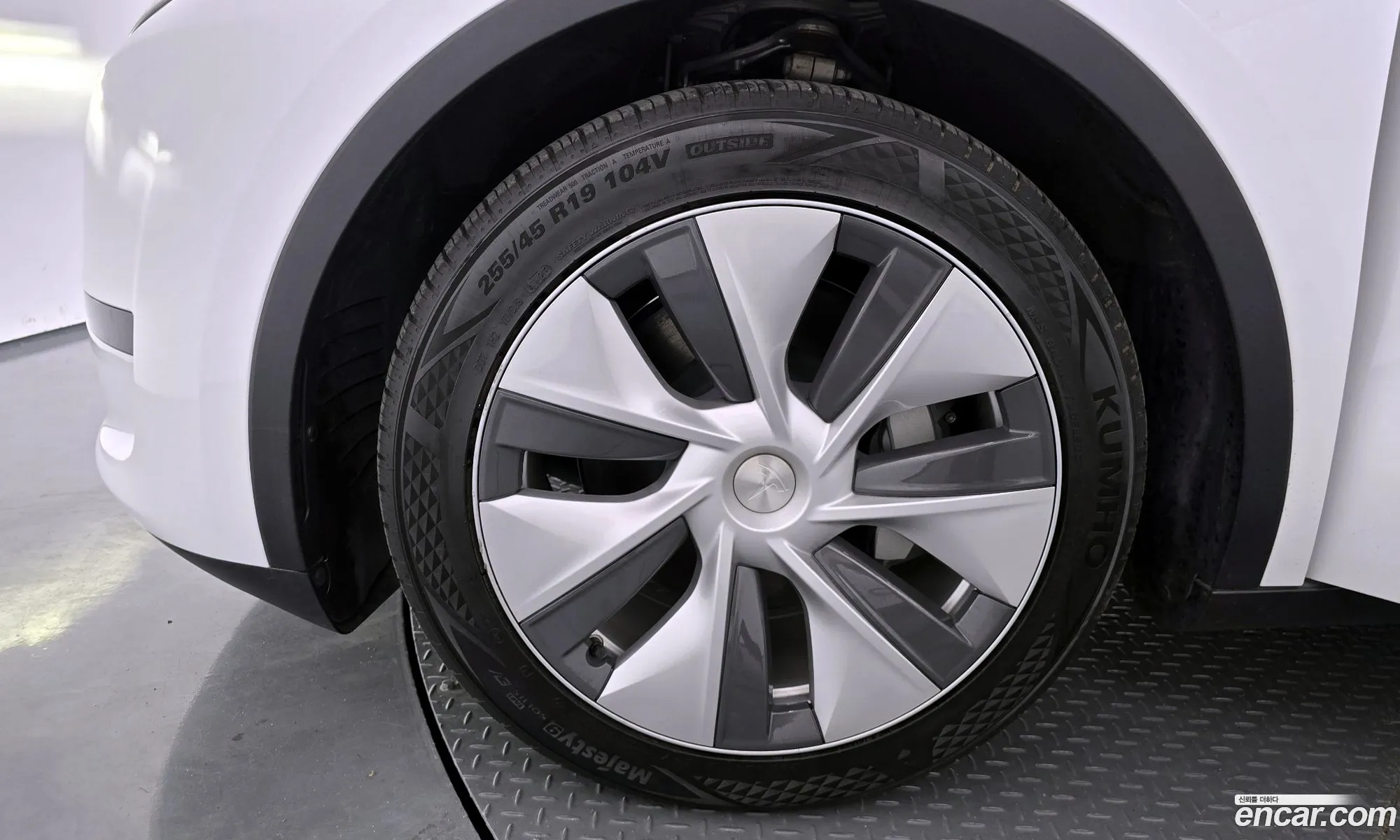 Tesla Model Y 2024 LRWYGCFS2RC416259 — 2
