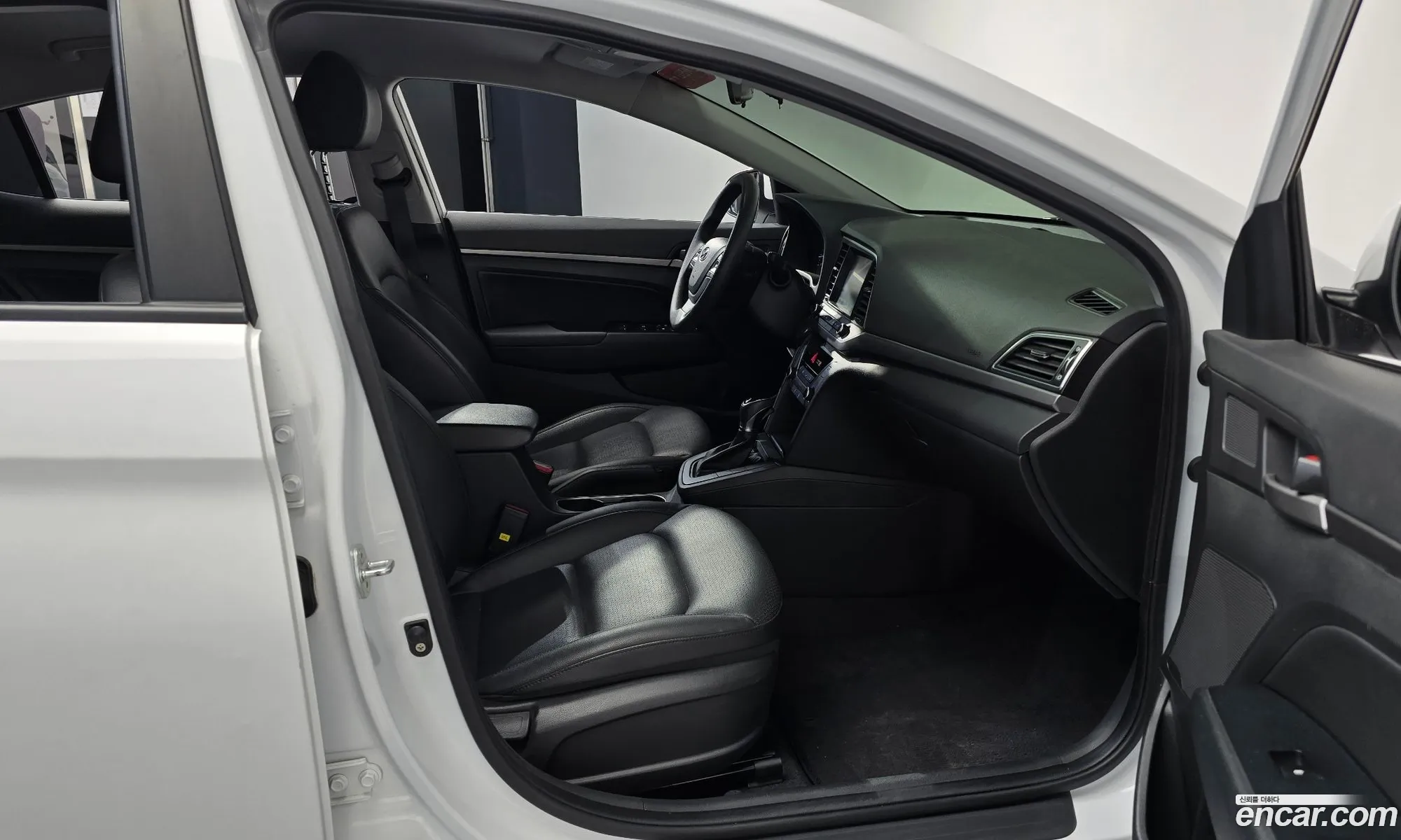Hyundai Elantra AD 2017 — 16