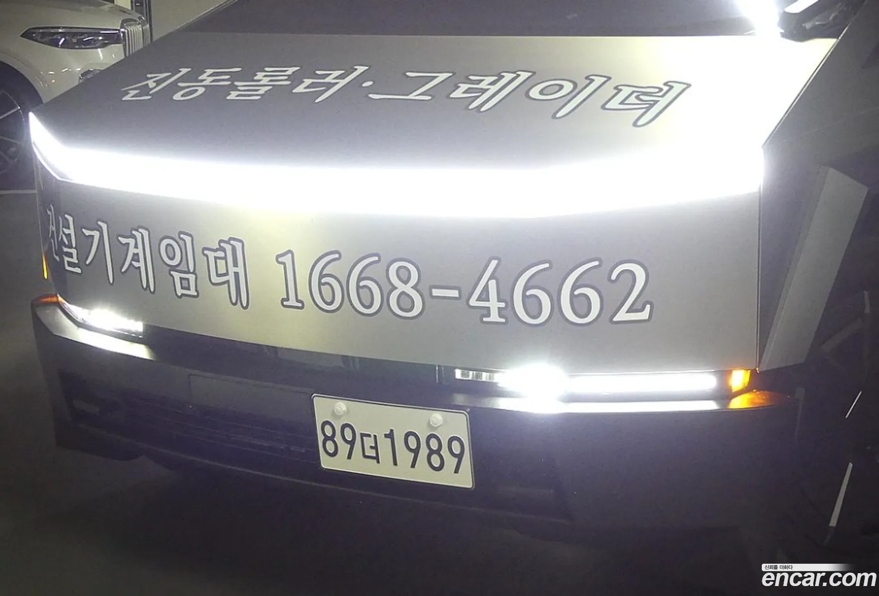 Tesla Cybertruck 2026 — 3