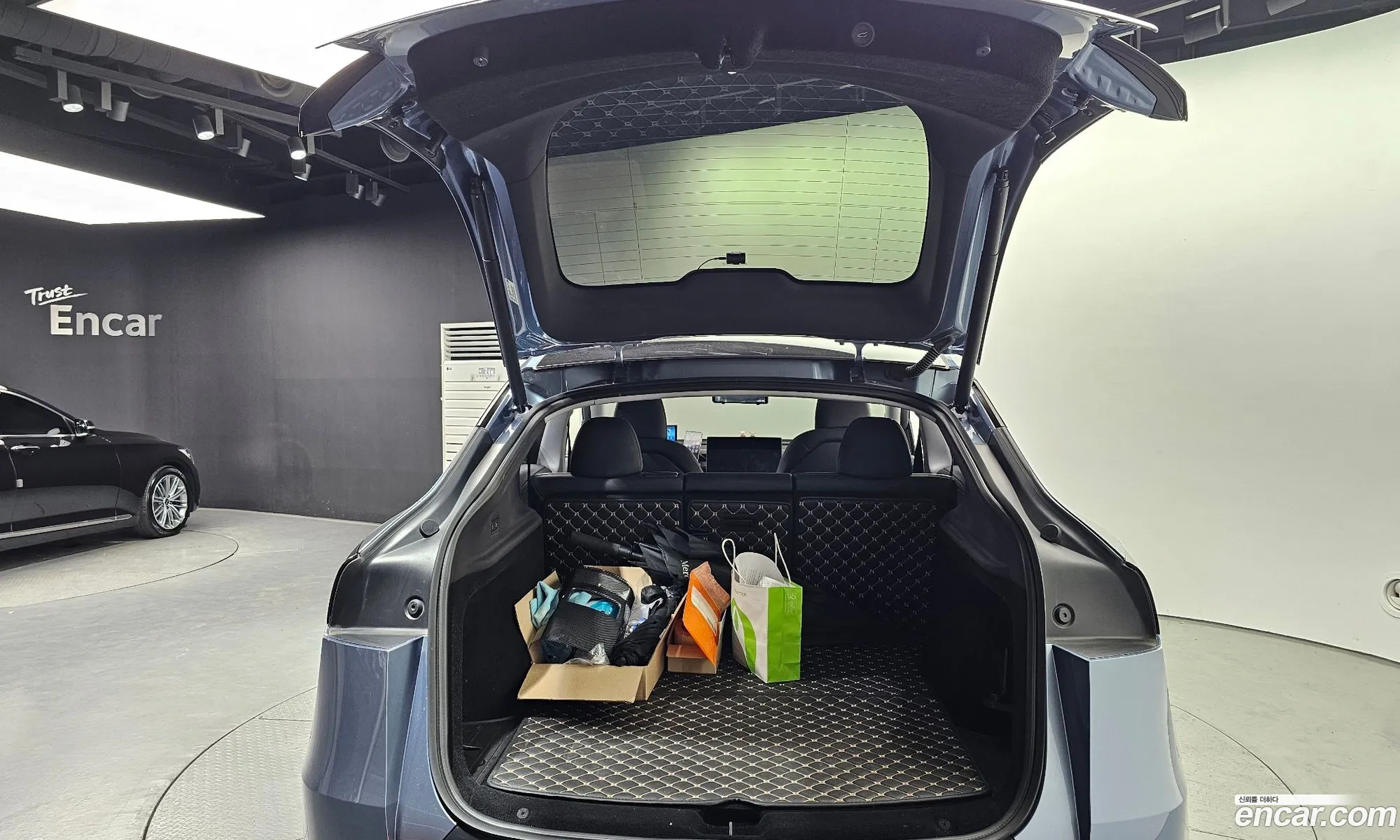 Tesla Model Y 2025 — 2