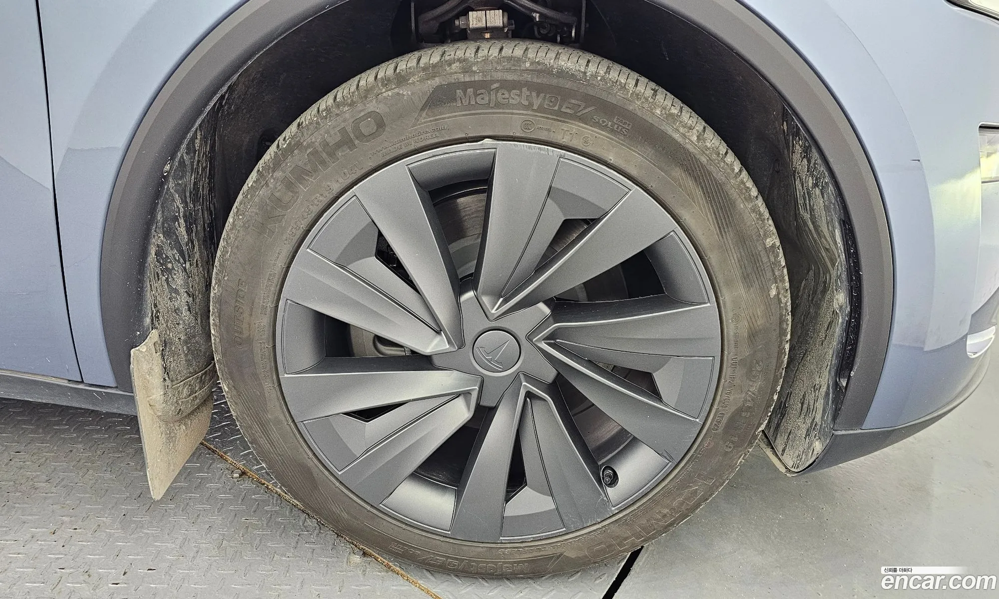 Tesla Model Y 2025 — 17