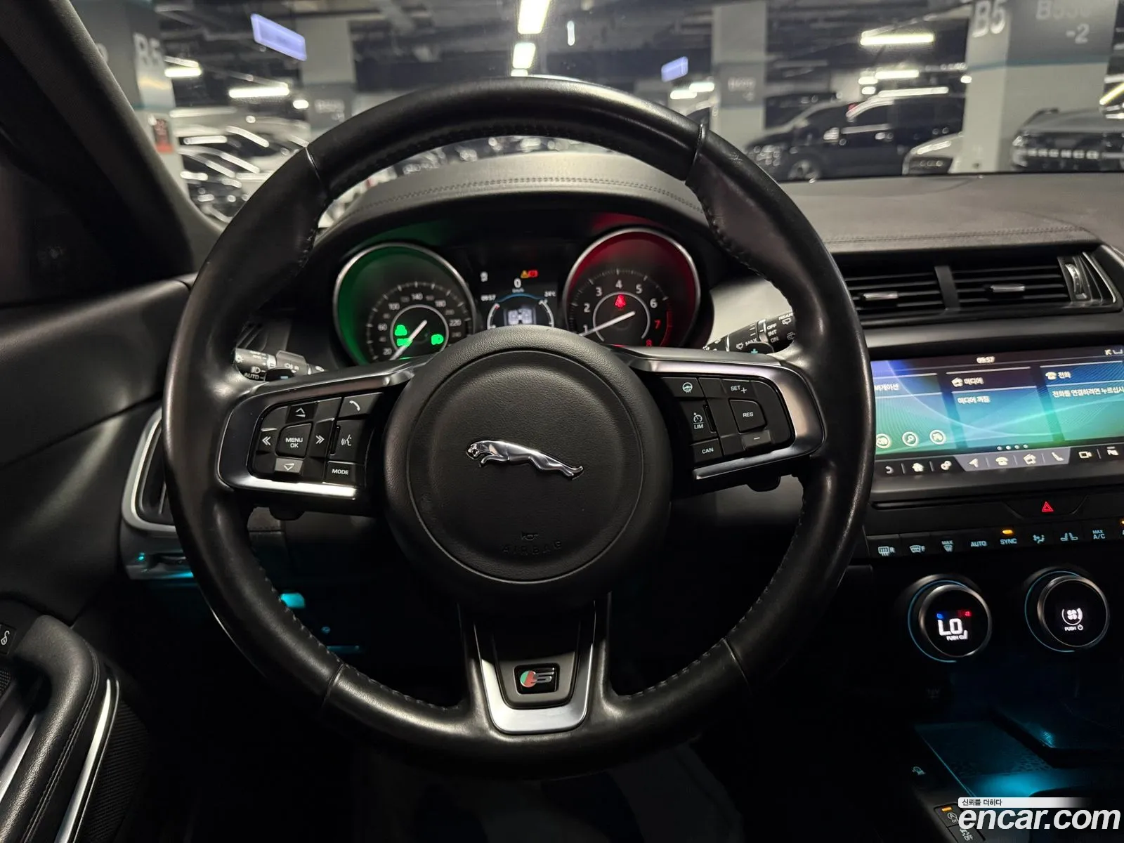Jaguar E-Pace 2018 — 16