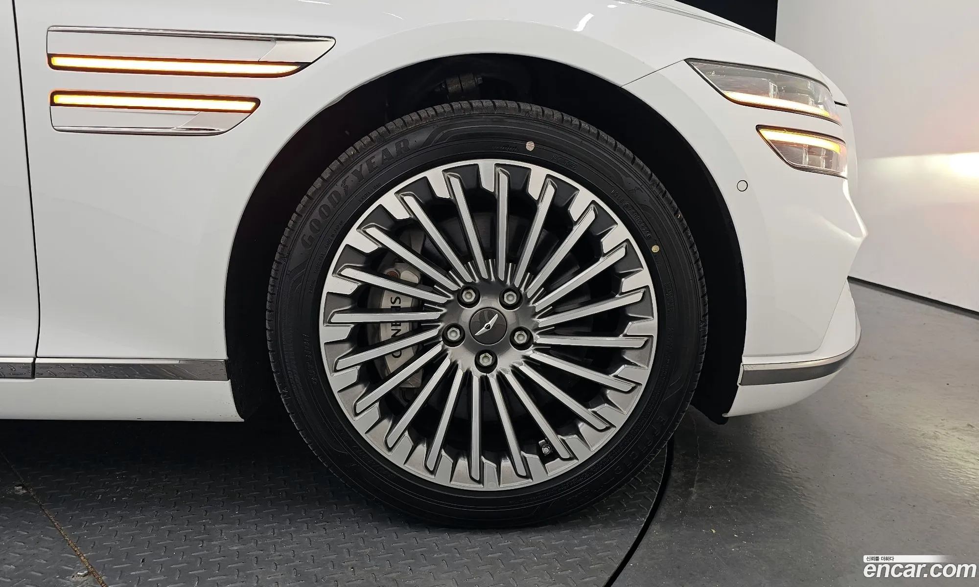 Genesis Electrified G80 2022 — 23
