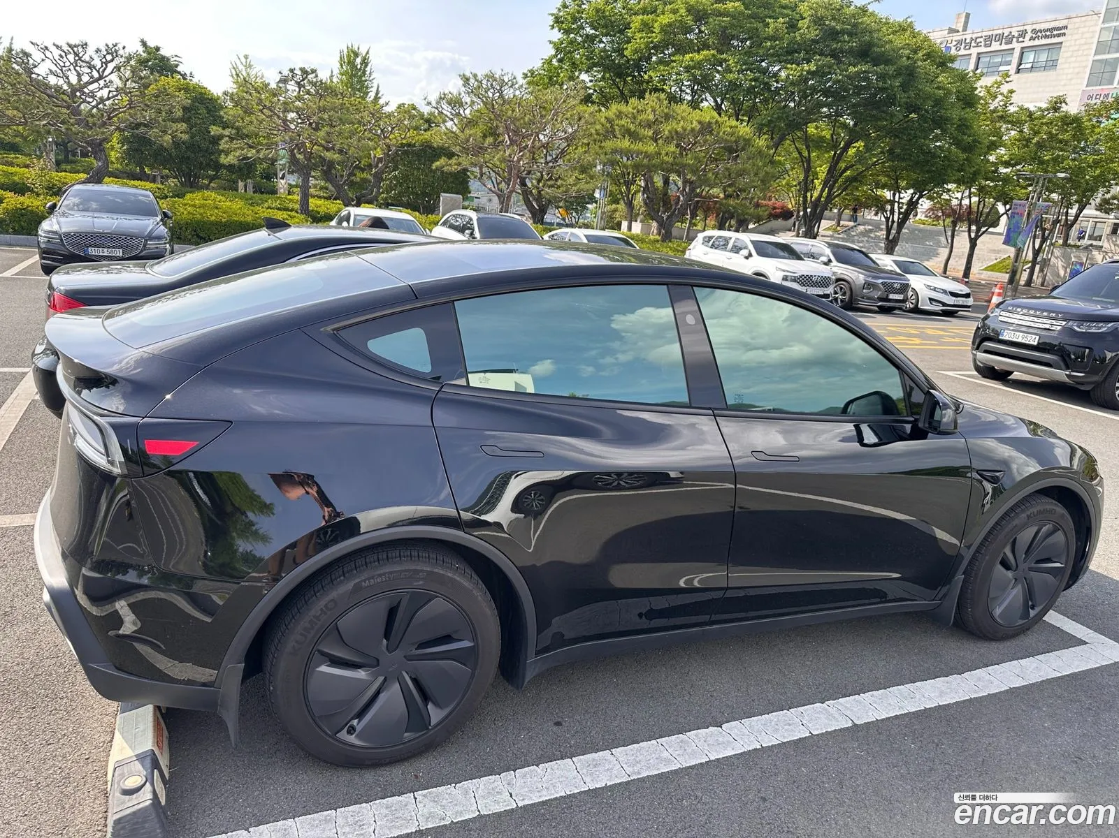 Tesla Model Y 2025 — 4