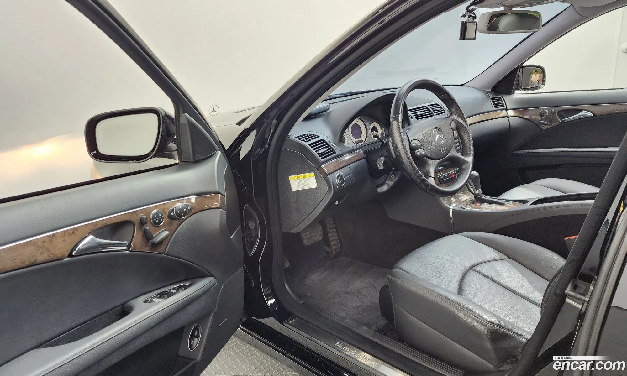 Mercedes-Benz E-Class W211 2009 WDBUF56XX9B369420 — 9