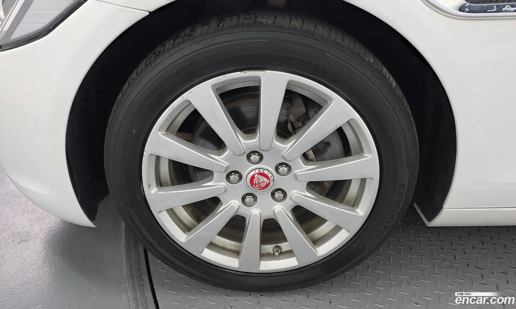 Jaguar XE 2016 — 12