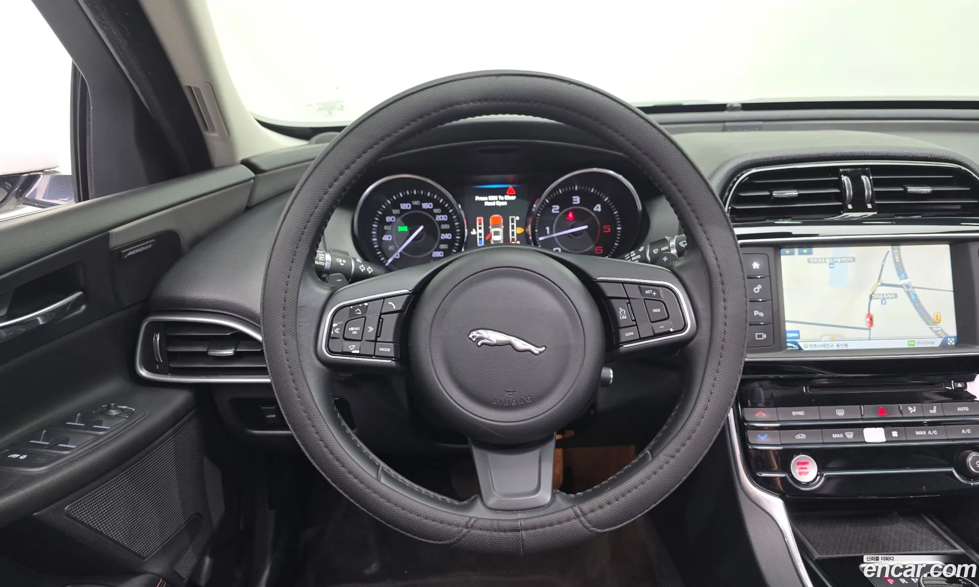 Jaguar XE 2016 — 10