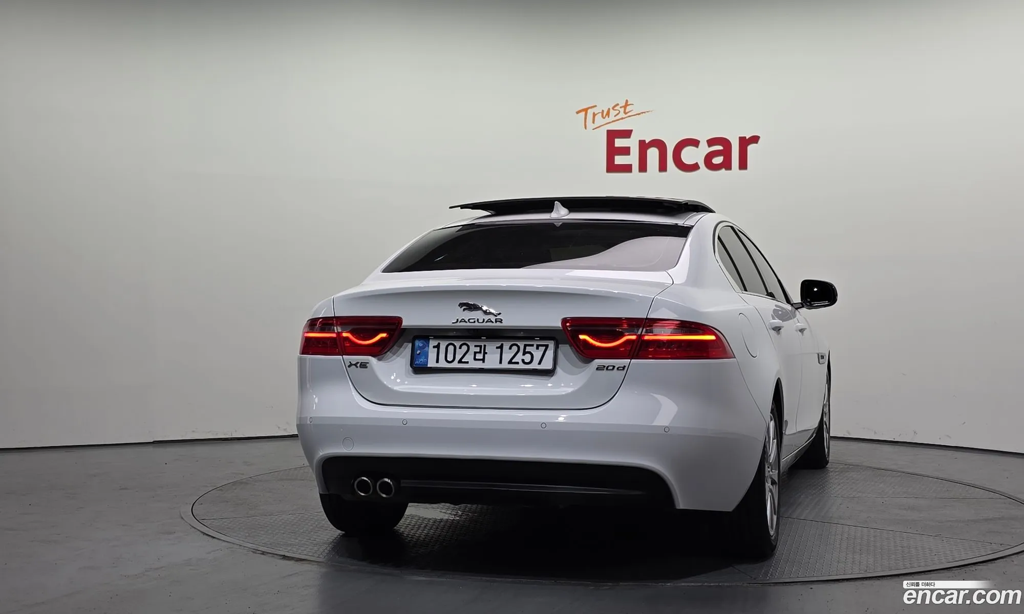 Jaguar XE 2016 — 15