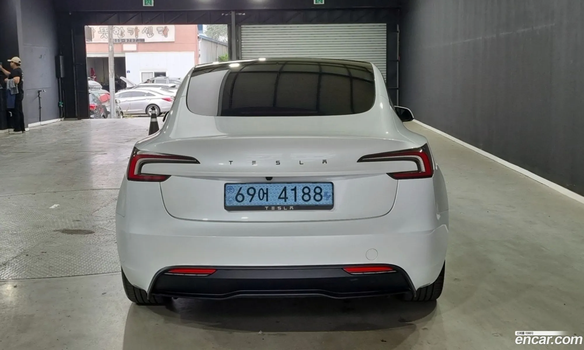 Tesla Model 3 2026 — 3