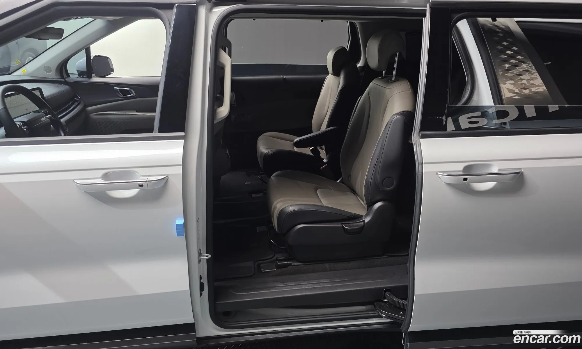 Kia Carnival 2025 KNANC81ABSS104361 — 12