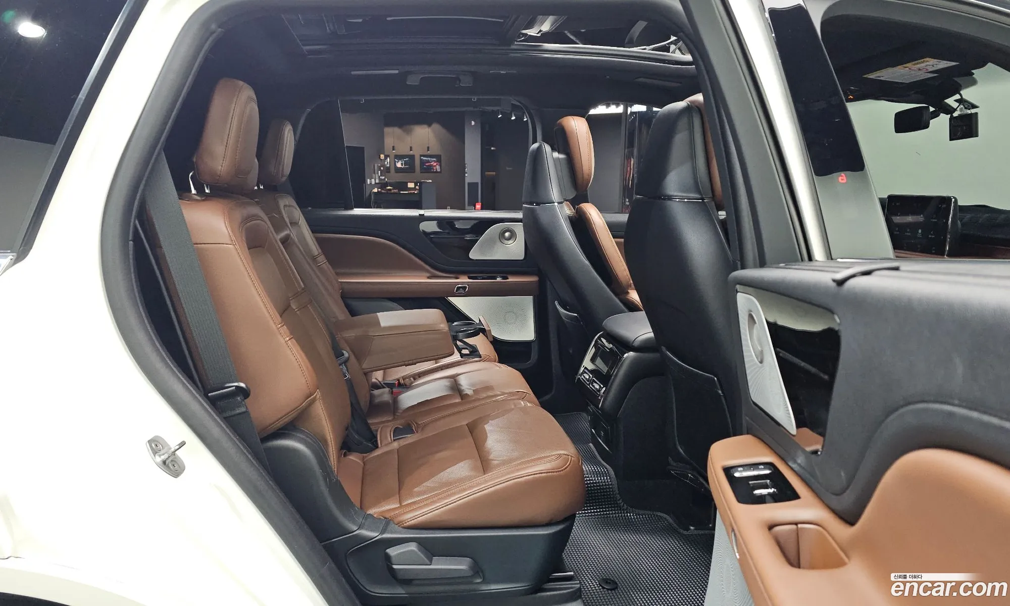 Lincoln Aviator 2021 5LMYJ8XY7MNL01537 — 14