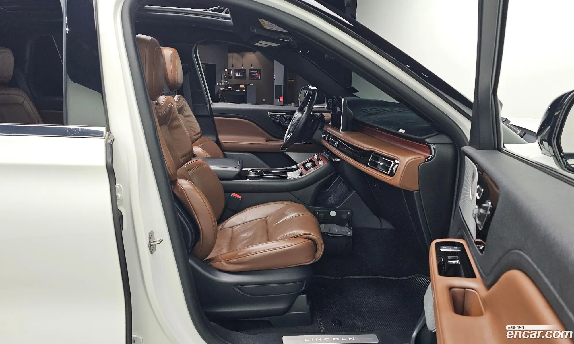 Lincoln Aviator 2021 5LMYJ8XY7MNL01537 — 18