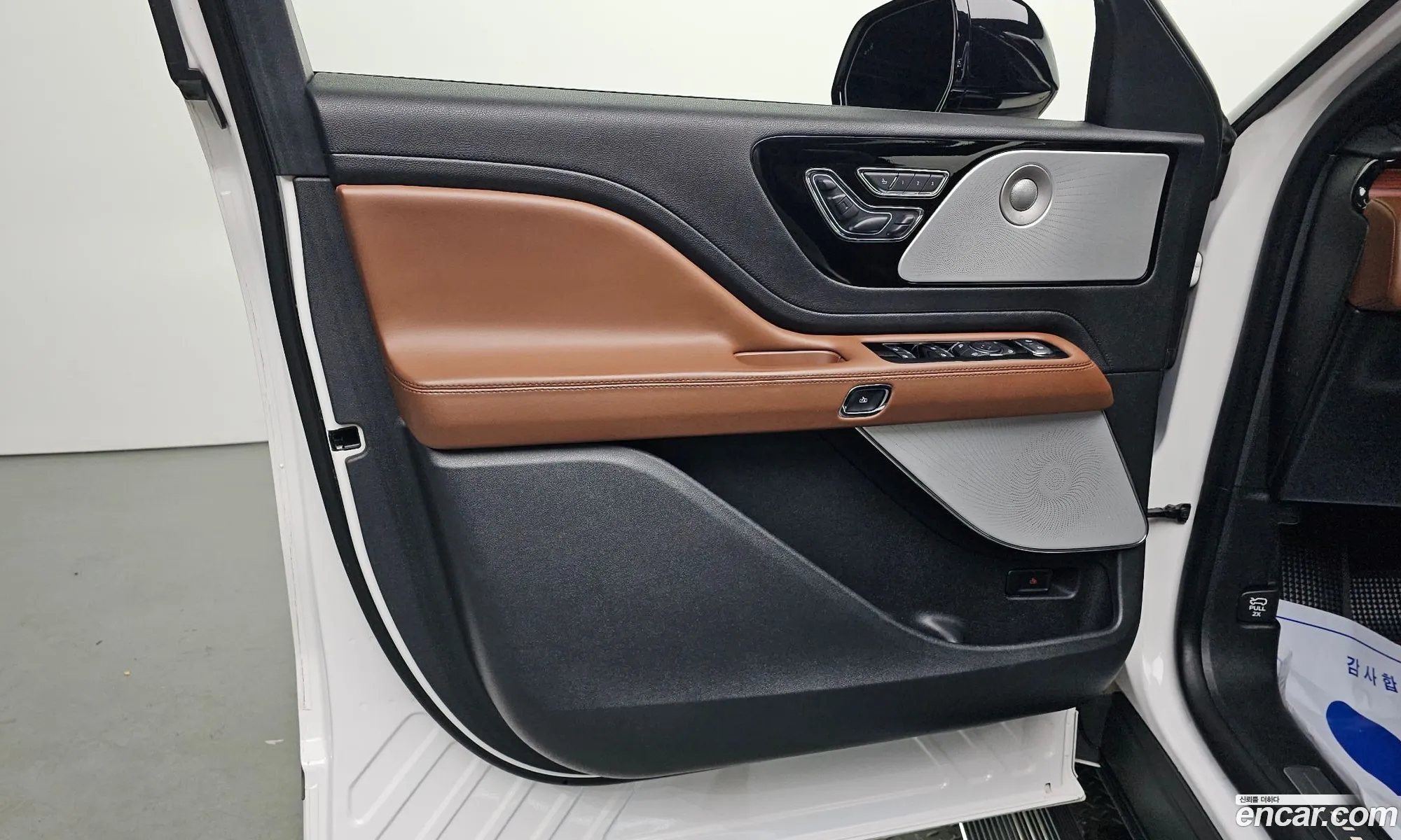Lincoln Aviator 2021 5LMYJ8XY7MNL01537 — 32