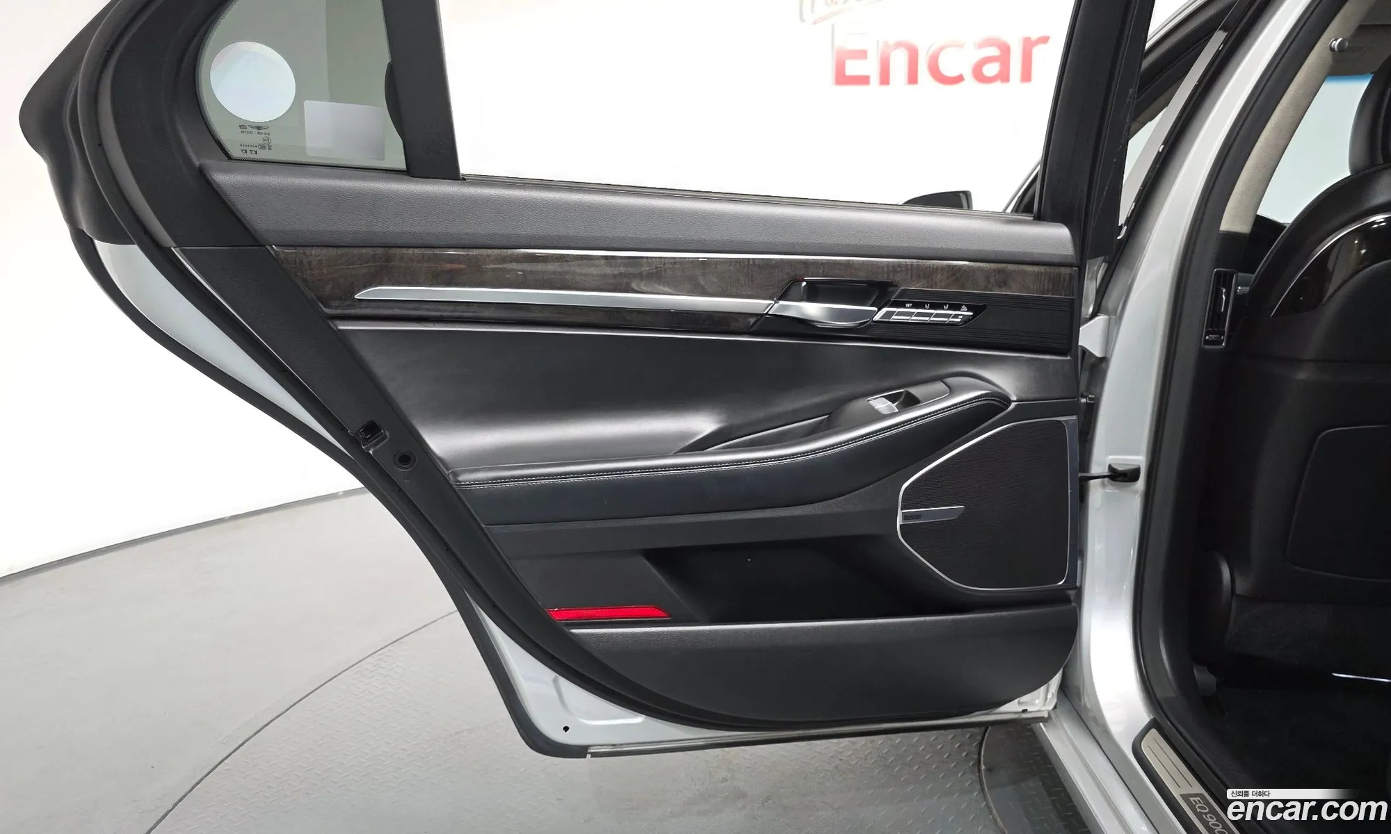 Genesis EQ900 2015 — 26