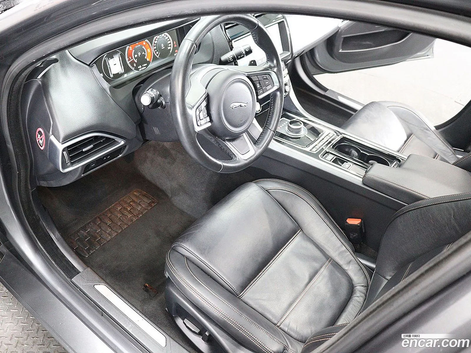 Jaguar XE 2018 — 11