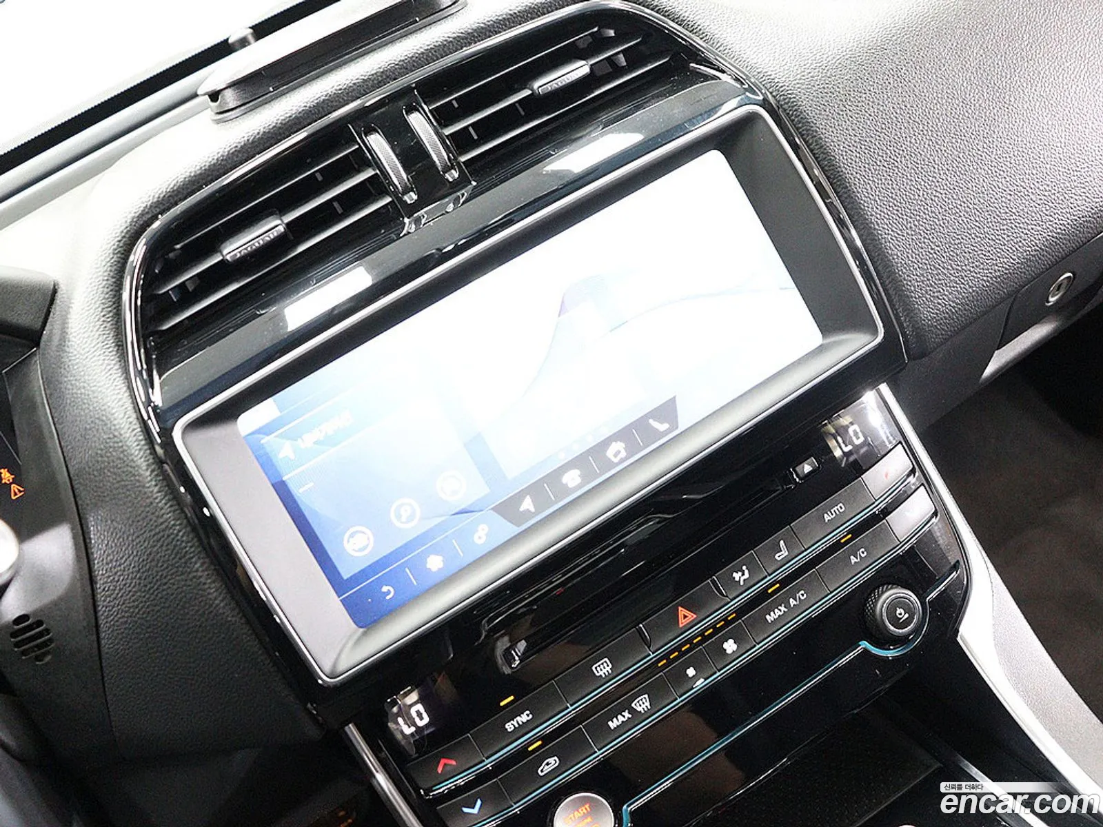 Jaguar XE 2018 — 18